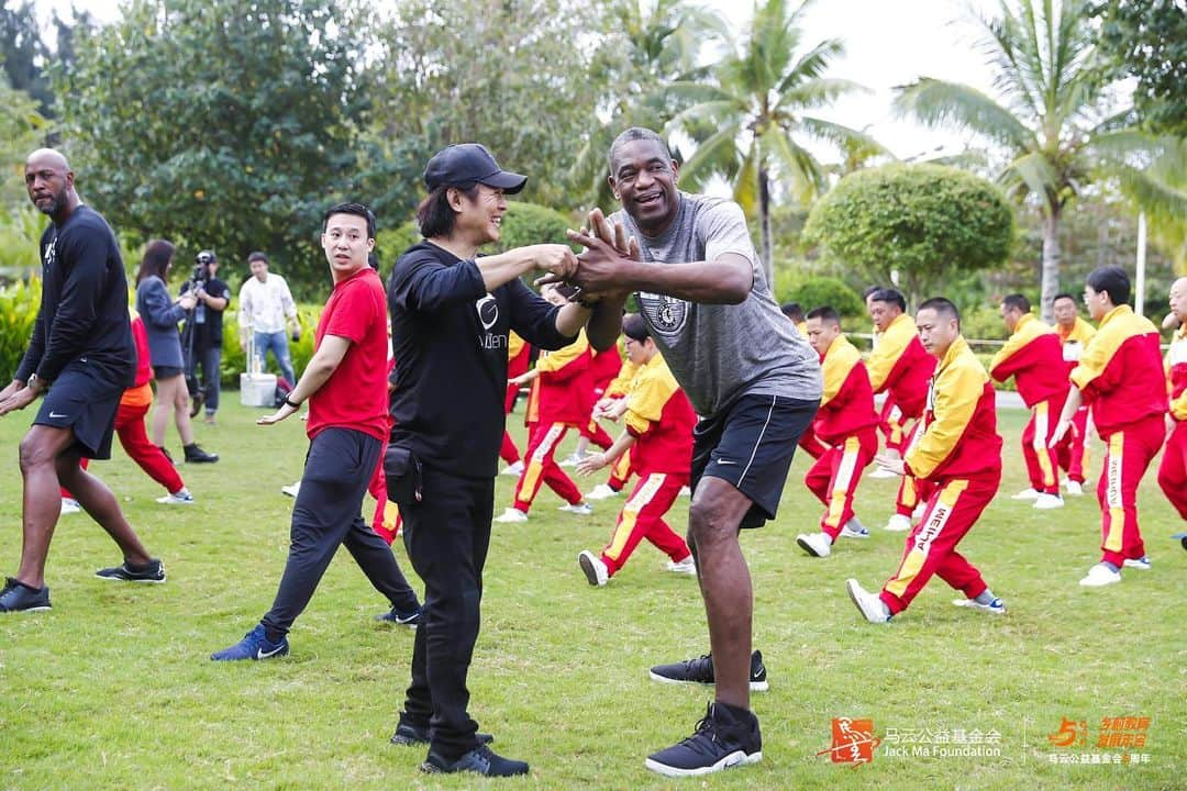 ジェット・リーのインスタグラム：「I’m honored to teach a Taiji class to rural teachers and NBA legends in Taiji Zen’s collaboration with the Jack Ma Foundation #healthylifestyle #taiji #alonzomourning」