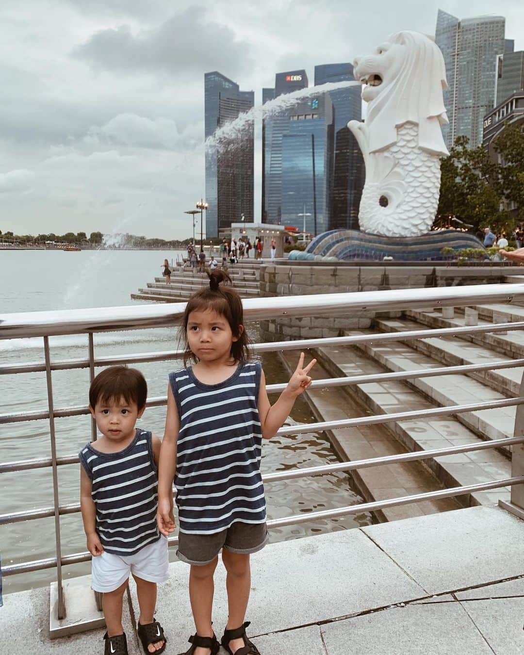 春名亜美さんのインスタグラム写真 - (春名亜美Instagram)「到着したマーライオンの周りはとにっかくすごい人で😵 マーライオンと写真を撮るスペースを確保するのも困難なくらいでした💦 7年前来た時より確実に混んでた ・ ・ ・ #シンガポール #singapore #merlion #マーライオン　#マーライオン公園 #子連れシンガポール #子連れ旅行 #5歳8ヶ月 #2歳5ヶ月 #兄弟 #兄弟ママ」1月8日 1時44分 - amiharunaami
