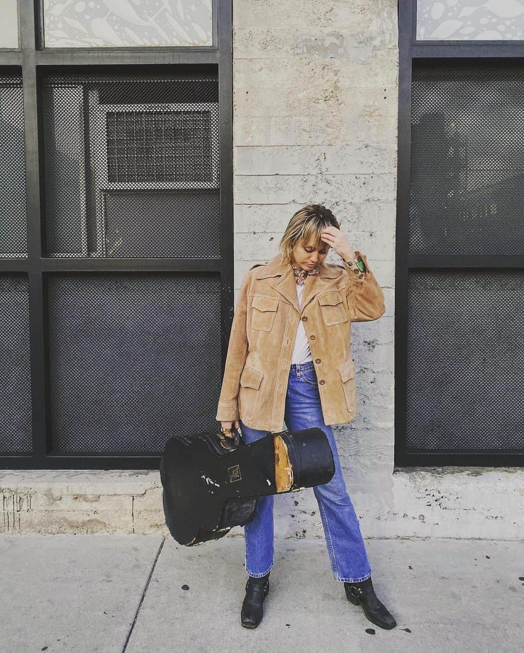 マイリー・サイラスさんのインスタグラム写真 - (マイリー・サイラスInstagram)「Cash me outside (this years festival gigs) ... with a new mullet and an old guitar 👢🎸」1月8日 1時51分 - mileycyrus