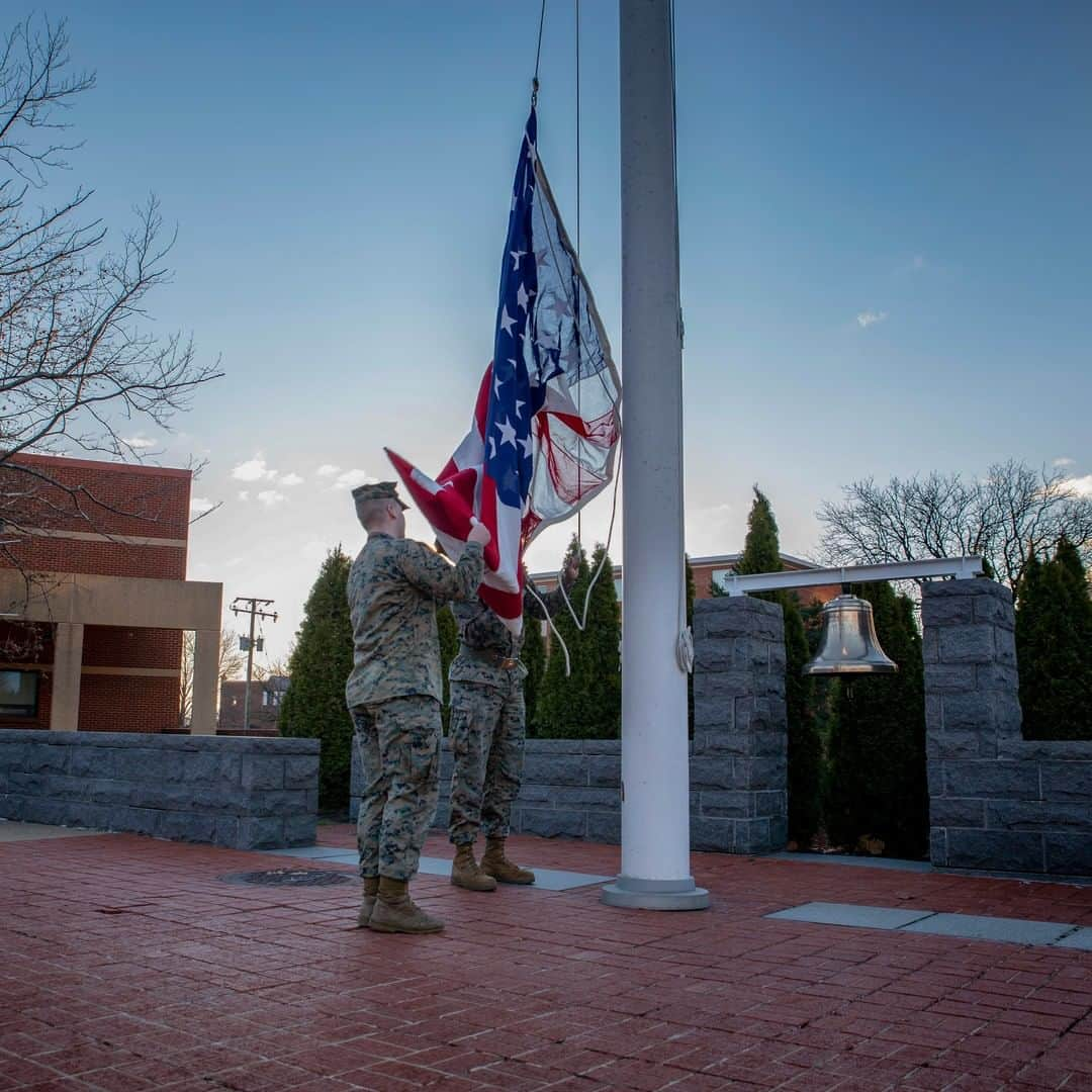 アメリカ海兵隊さんのインスタグラム写真 - (アメリカ海兵隊Instagram)「Semper Fi, Sir  Marines with Headquarters and Service Battalion, Henderson Hall, Headquarters Marine Corps, raise the national ensign to half-mast in honor of Gen. Paul X. Kelley at Joint Base Myer-Henderson Hall, Arlington, Virginia.  The 28th commandant of the Marine Corps passed away Dec. 29, 2019, at age 91. Kelley served as commandant July 1, 1983 to June 30, 1987, when he retired. (U.S. Marine Corps photo by Lance Cpl. Morgan L. R. Burgess)  #USMC #Military #Marines #HalfMast」1月8日 2時00分 - marines