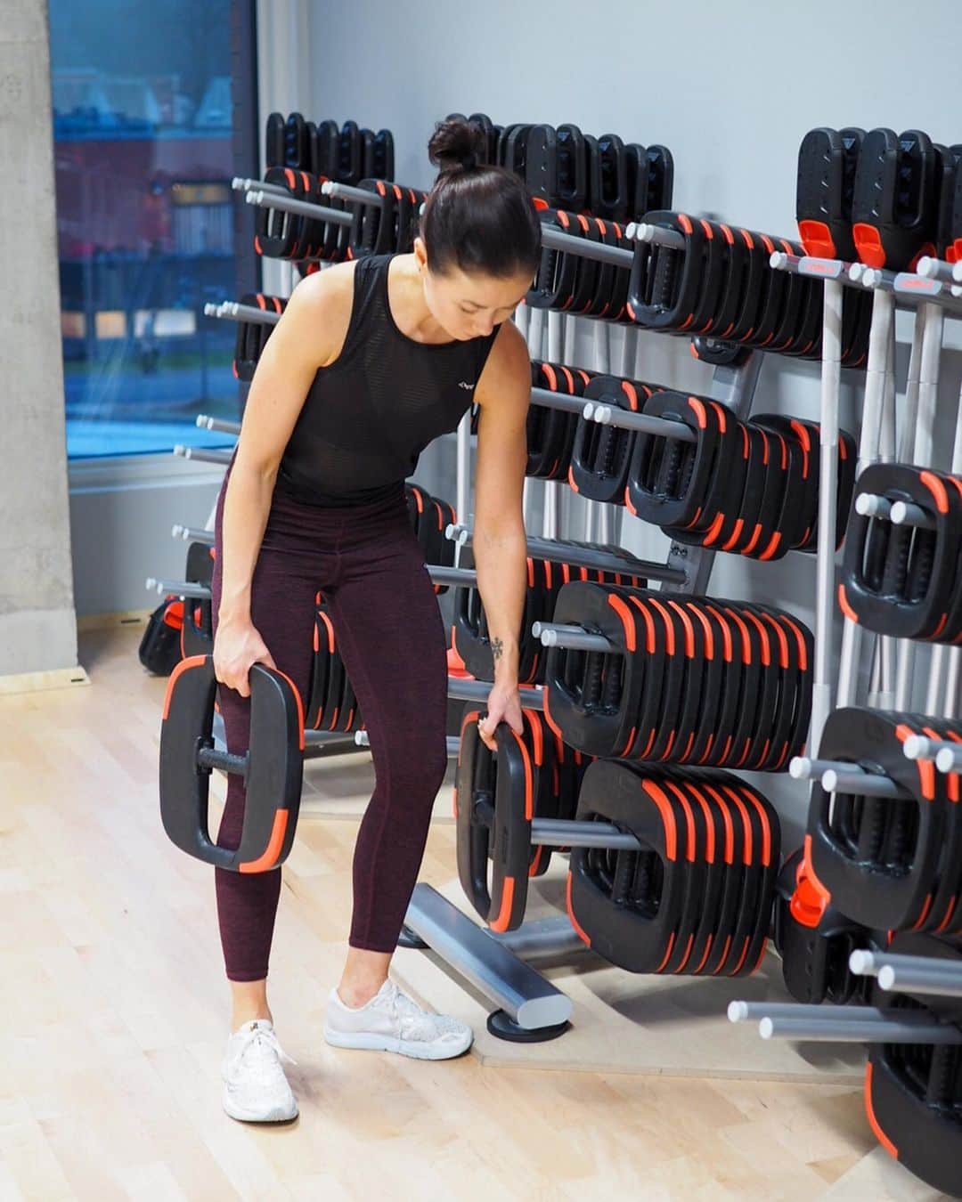ラウラ・レピストのインスタグラム：「Kaupallinen yhteistyö: Calcifit Tammikuu ja treenibuumi – kuulostaako tutulta? Mun hyvinvointifilosofiaan kuuluu vahvasti se, että liikun fiiliksen mukaan kroppaa ja mieltä kuunnellen, ja siten liikunta pysyy tasaisesti ympäri vuoden arjessa mukana. Mutta nyt voin myöntää että pikkubuumi tai into on menossa myös täällä! Kun syksyllä tanssi korvasi melkeinpä kaiken muun liikunnan, niin nyt talvella oon nauttinut siitä että voi taas sporttailla monipuolisesti. Heippa voimaharjoittelu ja kokovartalojumi.🏋🏽‍♀️😅 Ja parhaana pimeiden koleiden iltojen lajina hotflow-jooga – sua oli syksyllä ikävä!🧘🏽‍♀️🙏🏼 . Jos suakin on sporttikärpänen puraissut, tai oot kenties aloittanut uuden lajin, niin muistetaanhan aloittaa uudenlainen kropan rasittaminen asteittain niin ei into lopu lyhyeen.  Kehon ja mielen kuuntelu ja lempeä huoltaminen, riittävät lepopäivät ja ravinteikas ruoka ovat välttämättömyys kun kroppa totuttautuu uudenlaisiin ärsykkeisiin. . Lisäksi oon talven aikana käyttänyt kalsiumlisää, jolla oon vähän täydentänyt kalsiumin ja magnesiumin saantia. Kalkki on välttämätön kivennäisaine luuston hyvinvoinnille ja magnesium ylläpitää lihasten hyvinvointia. Calcifit Activen etuna on se, että ne saa samasta purkista. . #voimasisälläsi #calcifit #calcifitactive #kalsiumlisä #vainapteekeista」