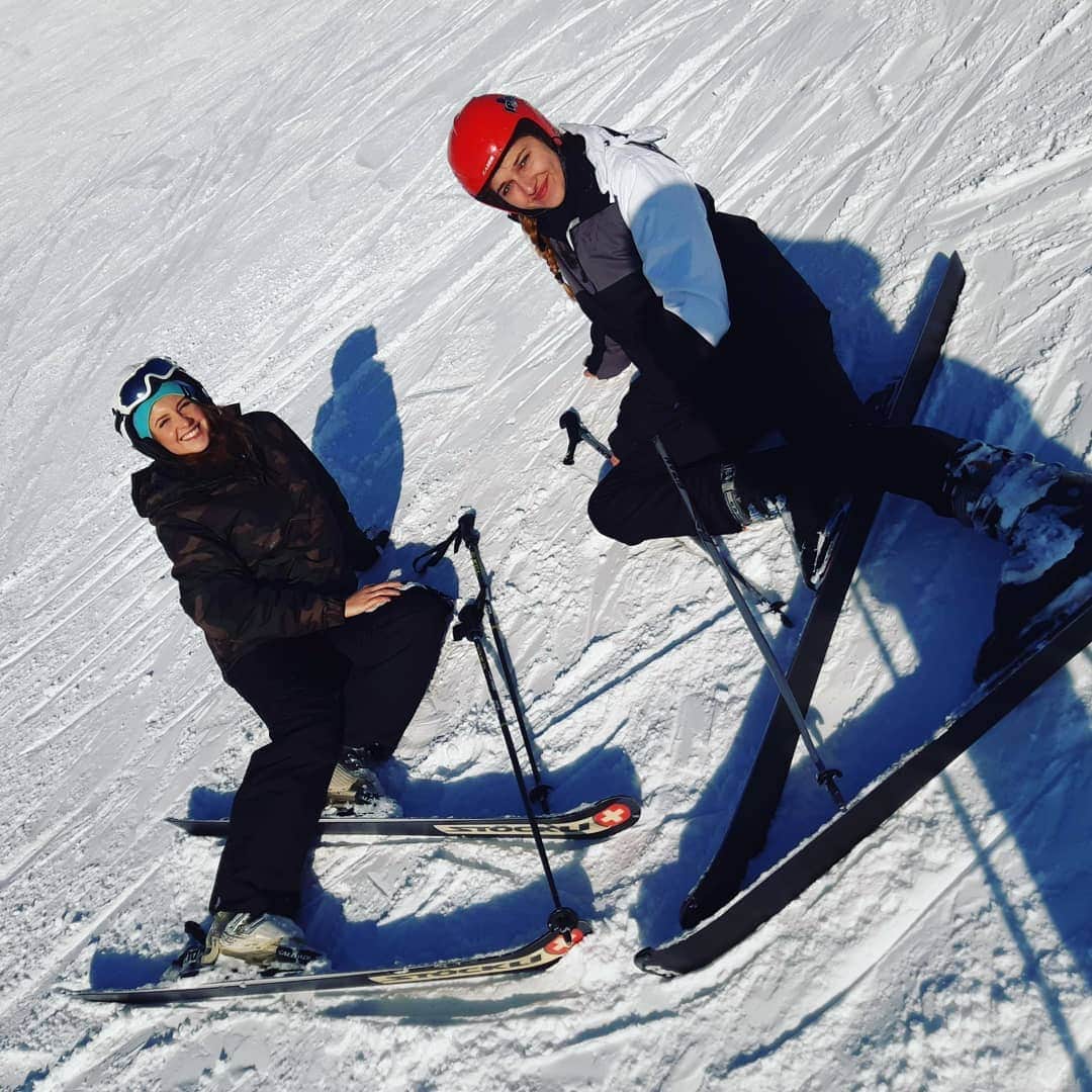Karolina ŁOZOWSKAさんのインスタグラム写真 - (Karolina ŁOZOWSKAInstagram)「Profesjonalne narciarki 🙆‍♀️🤦‍♀️ 🤭 @pudziaa @elwirkaaaaa  #sportcamp #ski #skiing #funny #views #zakopane #winter #mountains #sun #needhelp」1月8日 2時15分 - lozowskakarola