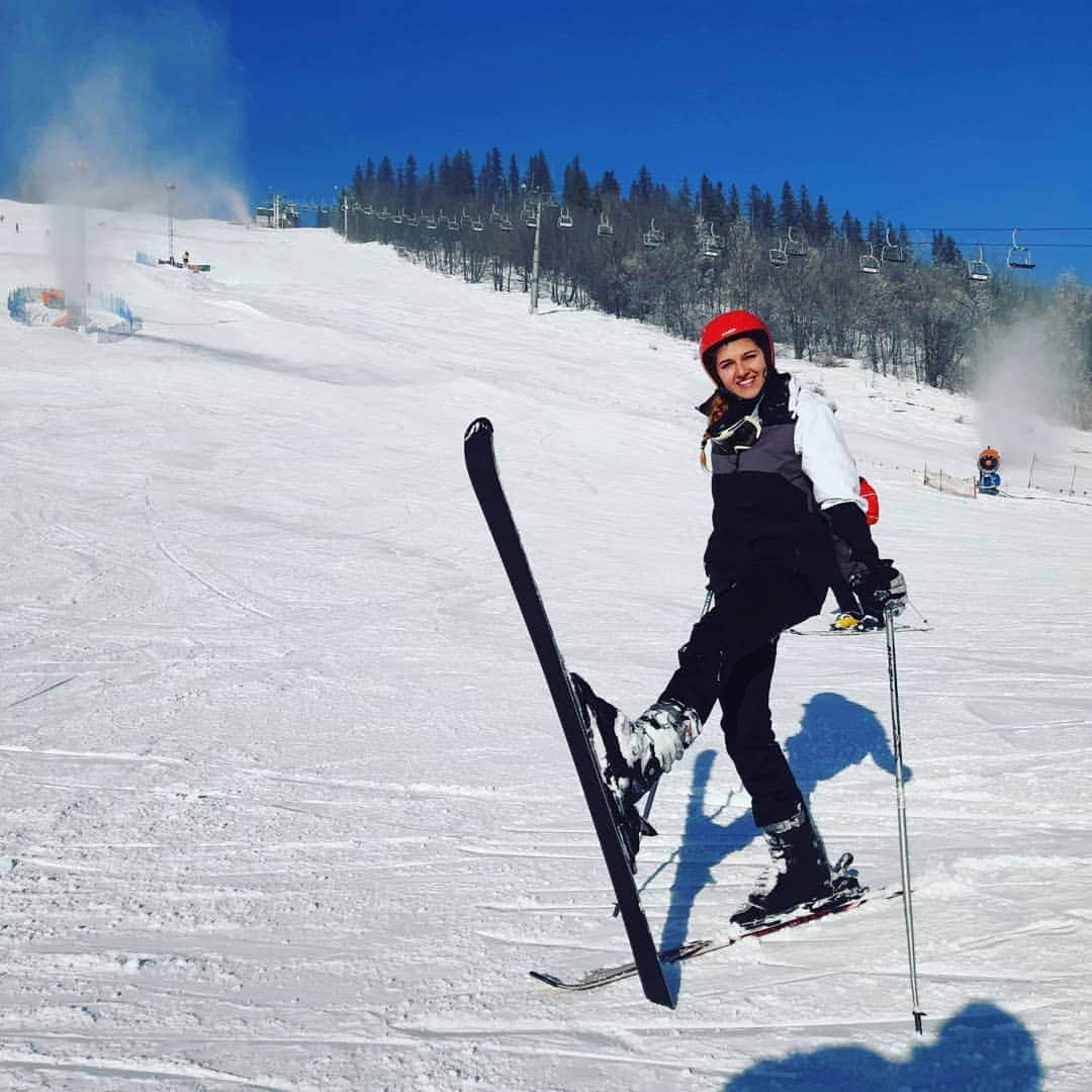 Karolina ŁOZOWSKAのインスタグラム：「Profesjonalne narciarki 🙆‍♀️🤦‍♀️ 🤭 @pudziaa @elwirkaaaaa  #sportcamp #ski #skiing #funny #views #zakopane #winter #mountains #sun #needhelp」