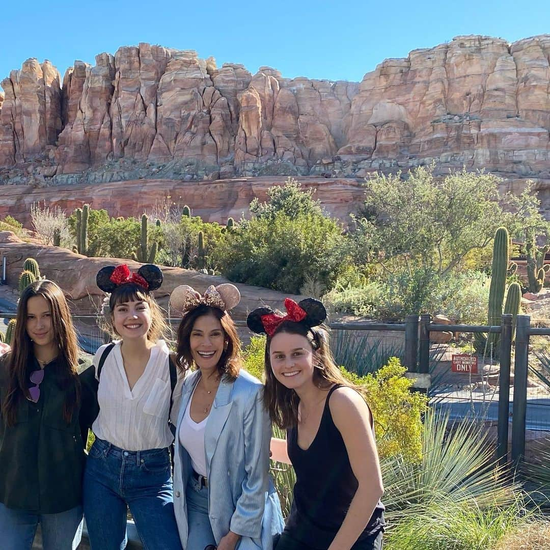 テリー・ハッチャーさんのインスタグラム写真 - (テリー・ハッチャーInstagram)「Thank you @disneyland A day in your world gave us enough laughs, love and memories to last all year. And we walked 19,763 steps! #happiestplace @disneyland #disneyland」1月8日 2時26分 - officialterihatcher