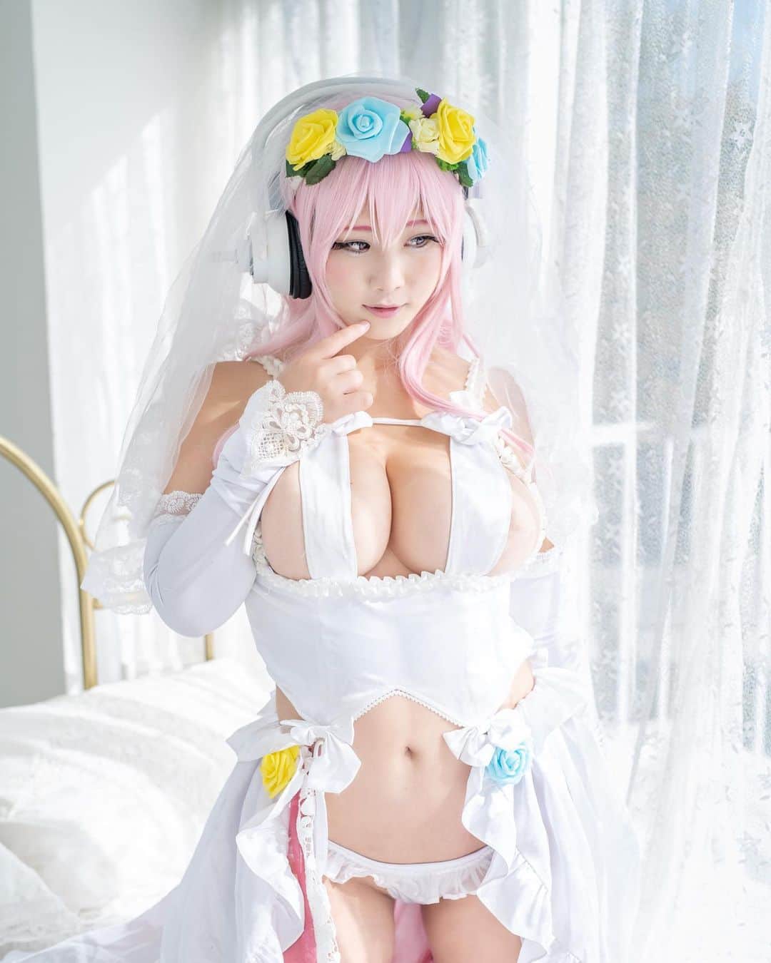 ほしのうめのインスタグラム：「そに子と結婚👰 #コスプレ　#コスプレイヤー　#グラビア　#むっちり　#ほしのうめ　#すーぱーそに子　#ウエディングドレス #cos」