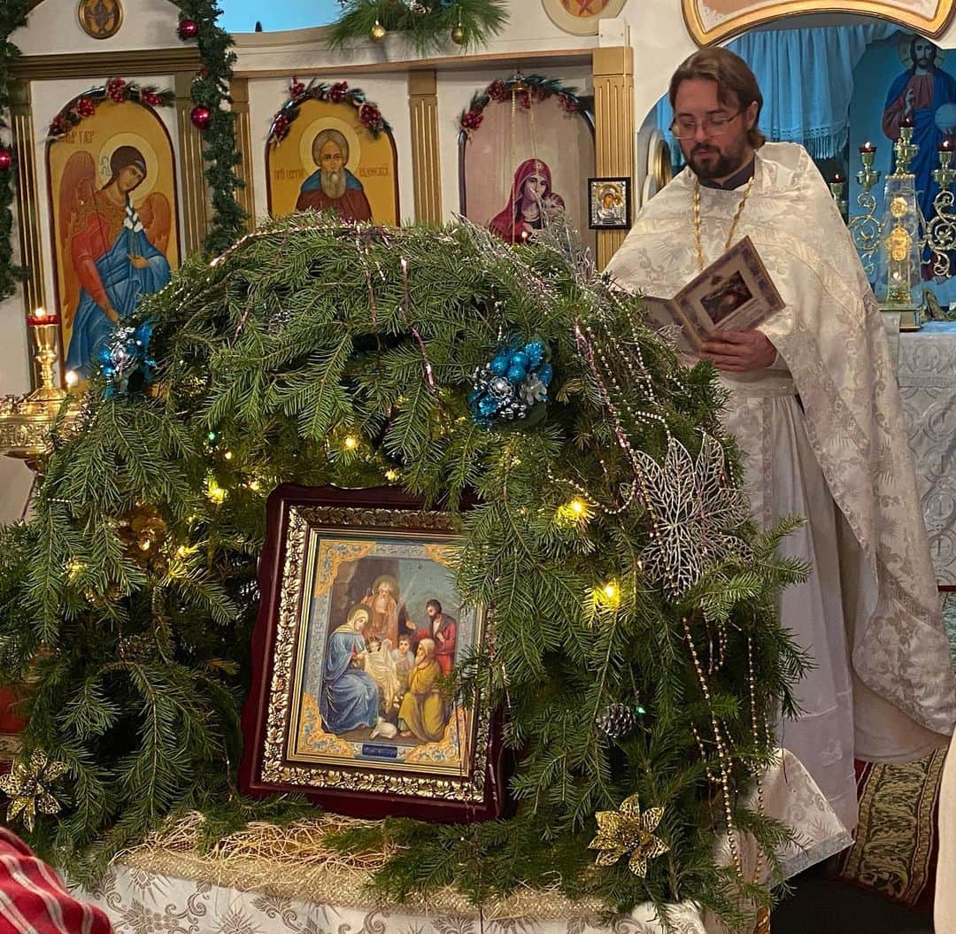 ヴラダ・ロスリャコヴァのインスタグラム：「Всех православных с Праздником Рождества Христова. Всем добра, мира и замечания ежедневных чудес. ✨💫」