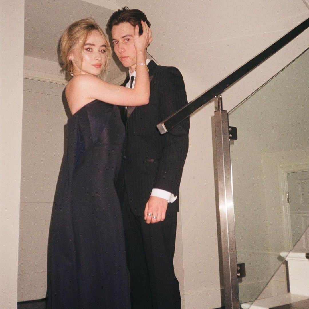 のインスタグラム：「I ACTUALLY DIDNT HAVE ANY PICTURES FROM THE GLOBES AFTERPARTY SO THANK YOU  @sarahcarpenter :))))」
