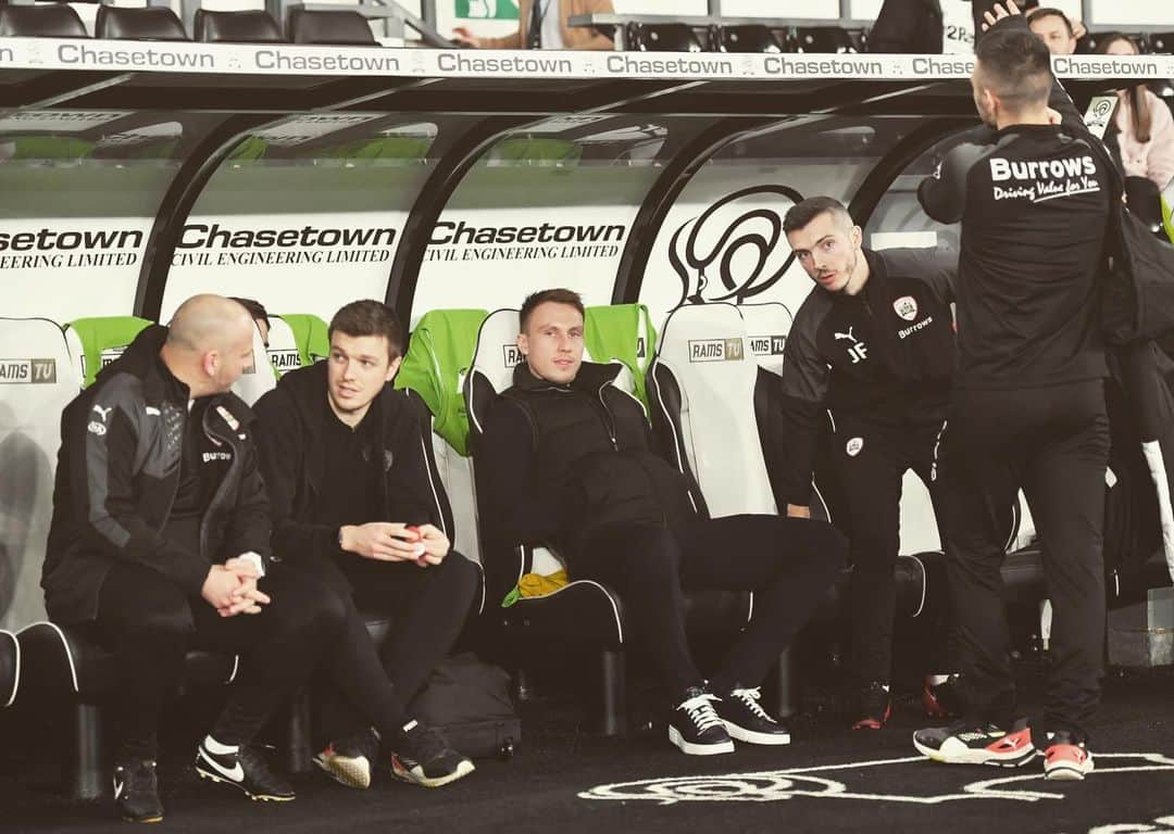 コーリー・ウッドローのインスタグラム：「Doing my best to get back fit and be back out there with the lads again 🔴⚪️」