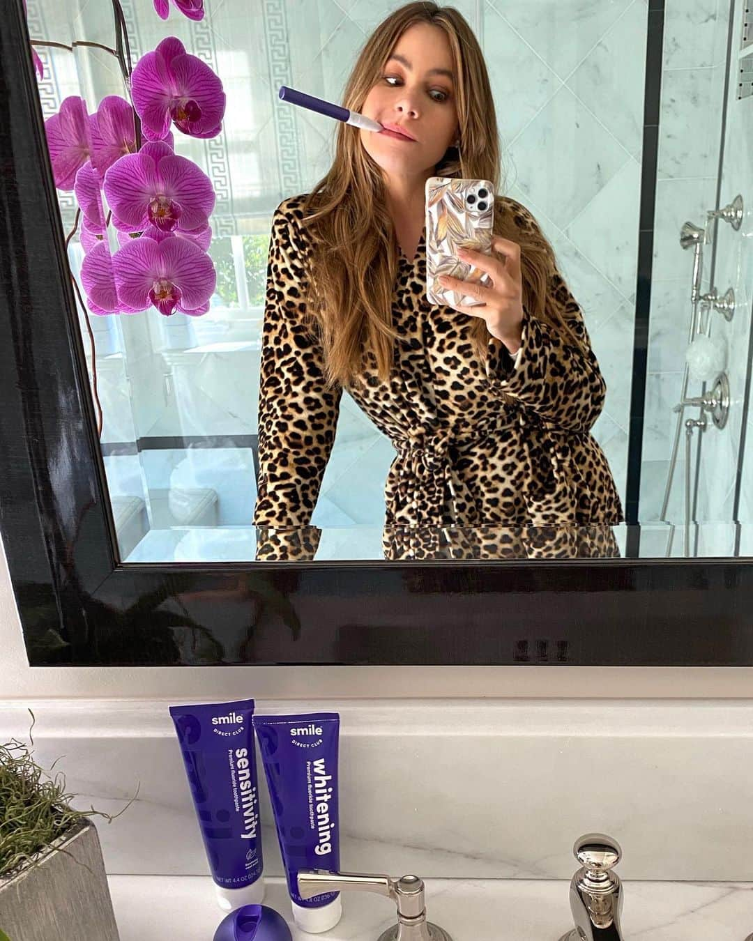 ソフィア・ベルガラさんのインスタグラム写真 - (ソフィア・ベルガラInstagram)「This moment deserves a selfi because I’m so happy with @smiledirectclub brand-new electric toothbrush 💃🥰👄It cleans 50% better than manual ones and has the BEST cleaning power without the cost. My oral care is as serious as my fashion so go to Walmart to purchase yours! Time to shop! #SmileDirectPartner #ad」1月8日 3時16分 - sofiavergara