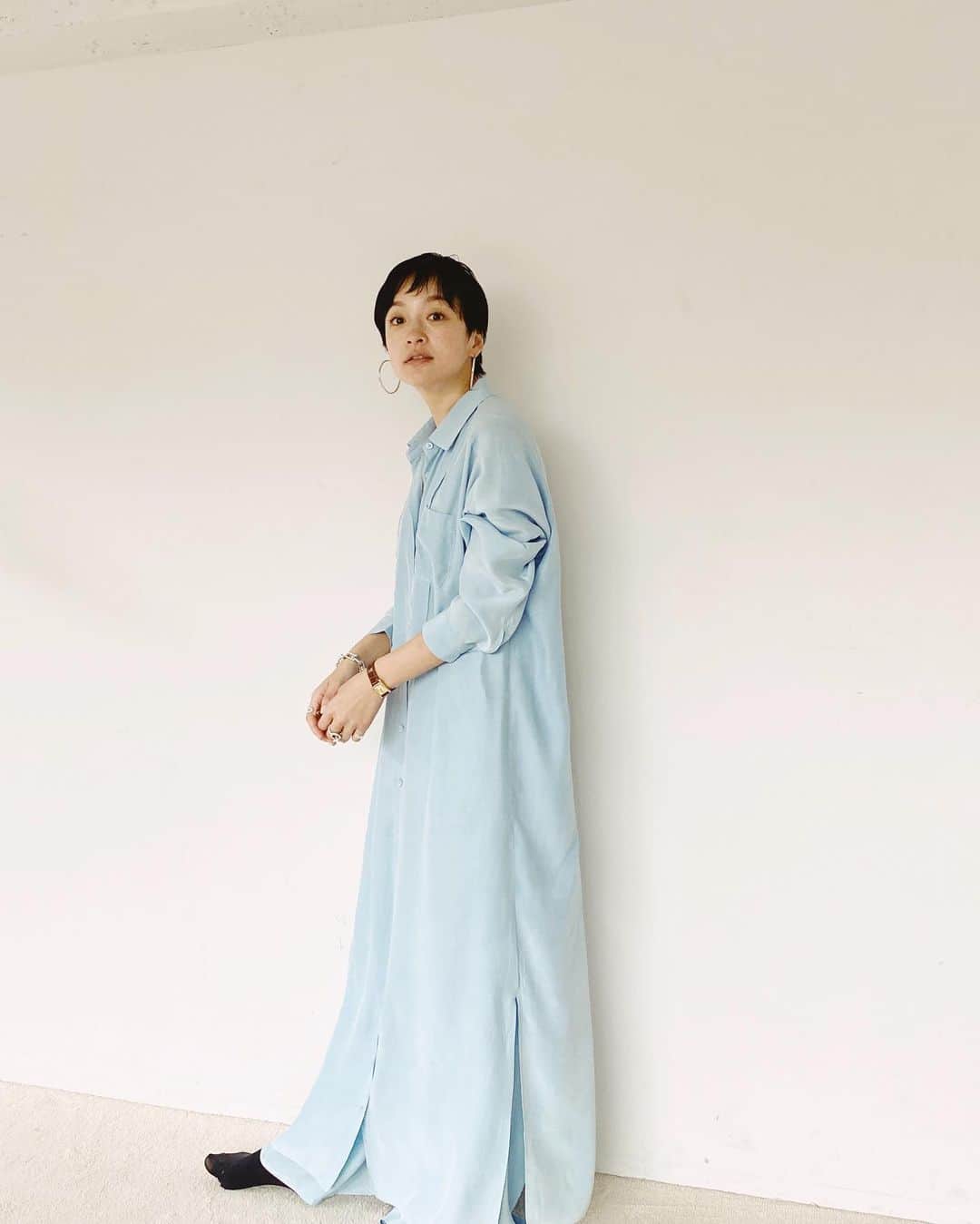 のインスタグラム：「今日は朝から撮影でした。 私服だったので、おニューの空色セットアップをおろしてみた。 @pastel_bleus のものです。 これ、シルクで肌触りがとろとろで最高。 日本で縫製され、フランスで世界最古の青の天然染料で職人さんによって手染めされているんです。 色ムラがまた魅力で、同じものが二枚とないのもよい。 シャツワンピースとパンツで合わせて着てます。 あと、これね、家で洗濯できるそう。 シルクだけど、デイリーに着ちゃえるのもいいなー。 スタジオの絨毯の上、タイツ見えちゃってるのが残念だけど、スタッフさんからとても好評で嬉しかった。 #都ふく」