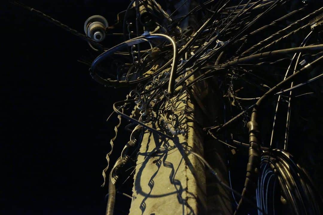 石山蓮華のインスタグラム：「#いい電線 in thai 🇹🇭 夜道、電線を撮りながら歩いていると大きな犬が吠えながら少しずつ近寄ってきました🐕  #電線 #電柱 #electric #electriccable #electricalwires #electricwire #powercables #electricwirecables  #wwwdc #thailand #bangkok」