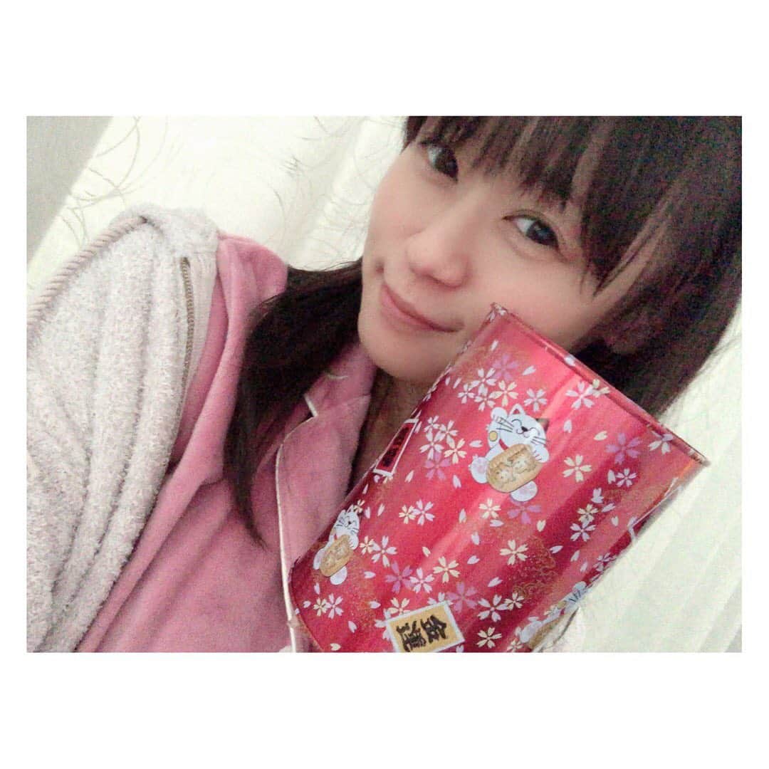 柳野玲子のインスタグラム：「500円玉貯金を始めて2か月ほど☺️✨ 少しずつ重くなってくるのが嬉しくて、あえてお釣り作ってます🥰 頑張って満タンにするぞ😋✨ #貯金 #500円玉貯金」