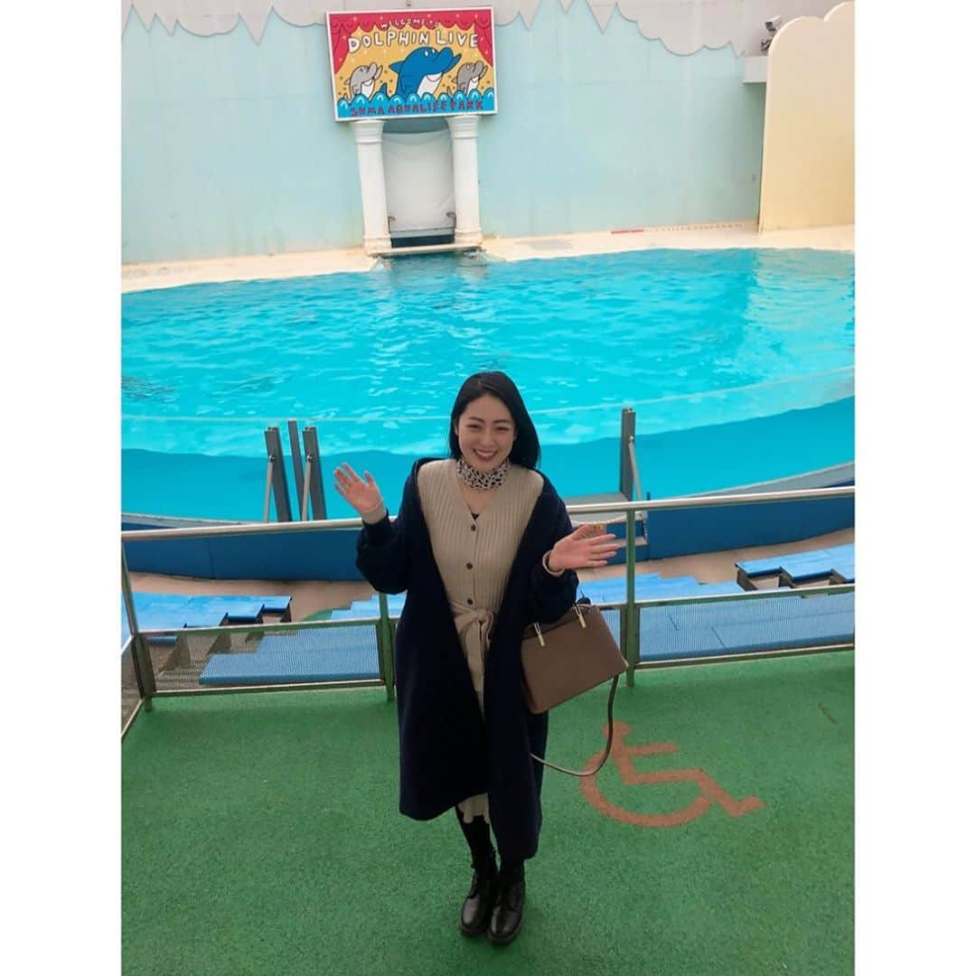 松浦雅さんのインスタグラム写真 - (松浦雅Instagram)「須磨の水族館へ🐬 スマスイは小学校の頃何度も遠足で行った場所！懐かし〜 魚やイルカたちに癒されました♡ 展示にも工夫がたくさんあって、全然時間足りなかった〜 このあと親友と美味しいお蕎麦も食べられて楽しすぎる一日でした。 . 最後に載せた、水族館内のプリクラ…というか写真機？😂の写真、 友達の服をよく見てください。 こういうバイカラーの水色ニットじゃないからね！！ 服が緑だったから背景と同化してるんだからね！！！ 笑いすぎて倒れるかと思いました。 #グリーンバック . #須磨海浜水族園 #水族館 #須磨 #神戸 #一枚目の写真イルカ写ってなさすぎてよく考えたらシュール #イルカプールを背景に撮ってるだけのひと」1月8日 12時57分 - m.miyabi614