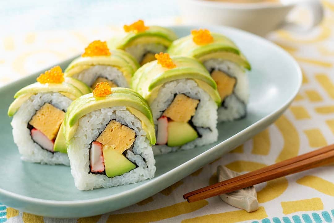 Dole_jp ドール ジャパンのインスタグラム：「アボカドをたっぷりと使ったカリフォルニアロール🍣✨ パーティシーンにもオススメです🎉 . . ✏️材料（2人分） . ・酢めし200ｇ ・アボカド１個🥑 ・かに風味かまぼこ３本🦀 ・卵焼き35ｇ ・とびこ大さじ１ ・のり2/3枚 ・マヨネーズ小さじ２ . . ✏️作り方 . 1.具材の準備 ✳️アボカドは種と皮を除き、1/2個分は縦４等分にし、残りは薄切りにする🥑 ✳️卵焼きは１㎝角の棒状に切る。 . 2.寿司を巻く ✳️巻きすにラップを敷いてのりを置き、向こう端を１㎝あけて酢めしを平らに広げる。 ✳️ラップをかぶせ、のりの下のラップと一緒に酢めしを挟むようにして持ち上げ、のりが上になるように巻きすに裏返してのせ、上のラップをはずす。 ✳️のりの中央にかに風味かまぼこ、卵焼き、アボカドを並べ、マヨネーズを塗って、巻き寿司の要領でぐるりと巻く💫 . 3.仕上げ ✳️ラップを少しはがして薄切りにしたアボカドを並べ、酢めしと密着するように、再びラップごと巻きすでしっかりと巻く。６～８等分に切り分け、とびこを上に飾る🍣🙌 . . #ドール #Dole #アボカド #かにかま #卵焼き #カリフォルニアロール #寿司 #sushi #californiaroll #レシピ #おうちcafe #avocado #cooking #recipe #Delistgrammer #デリスタグラマー #instafood #インスタフード #デリミア #クッキングラム #foodart #パーティ #party」