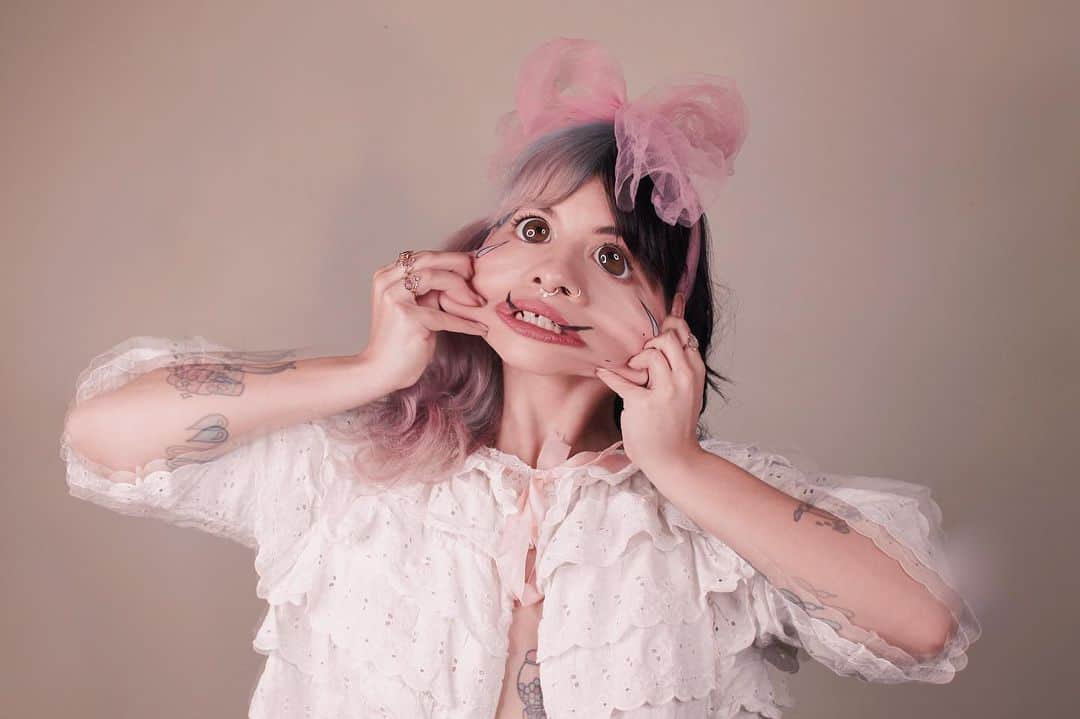 メラニー・マルティネスのインスタグラム：「🥚💕Silly Putty💕🥚」