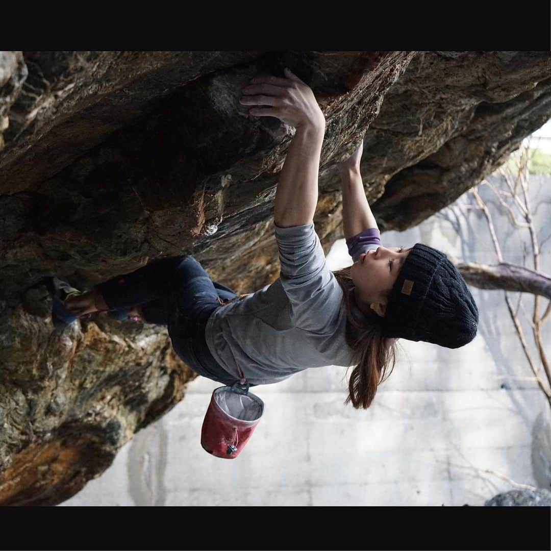 川端彰子さんのインスタグラム写真 - (川端彰子Instagram)「@clife.climbing 製品🏔 試着テストを数回して丈間、たわみなどパターン修正され完成したレディース用ロンTをいただきました🙌🏻 ・  デザインも主張強すぎず、クライミングウェアらしからぬ綺麗なシルエットの製品になってると思います✨ 速乾性、静電気防止機能付きでアウトドアクライミングにも特化しまくっています。 ・ 袖はなぜか萌え袖仕様なのと、ツートンのバイカラーがかわいいw❤️ ・ 来週末1/18から開催する　@underground_bouldering_gym での試着受注会で、こちらの製品もあるので試してもらえたら嬉しいです🤘🏻✨✨ ・ ・ 📷photo by  @mmmmmmmiya  #clife  #climbingwear  #clifelaboresearchers #CLR  #bouldering #climbing #ボルダリング #クライミング　#クライミングウェア　#longtee #tester #テスター　#clifeの気合いの入ったパタンナーさん好き❤️」1月8日 13時14分 - akiko_kawabata_ha