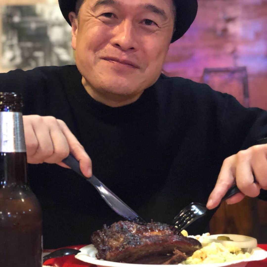 川辺ヒロシのインスタグラム：「食事メモ。ニューメキシコはメキシコ料理多めどこもホントに美味しかった。 マーファでBBQ屋が売り切れで速攻家飯に変更して作ったスピードのチームワークでこの旅は上手くいくと思った。  昼フライドチキンサンドウィッチ食べた夜、シェパニーズで妻がフライドチキンを頼んで、シェパニーズでもフライドチキンwwとか言いつつも気になるので少しもらうと猛烈に美味しくてびっくりした感動」