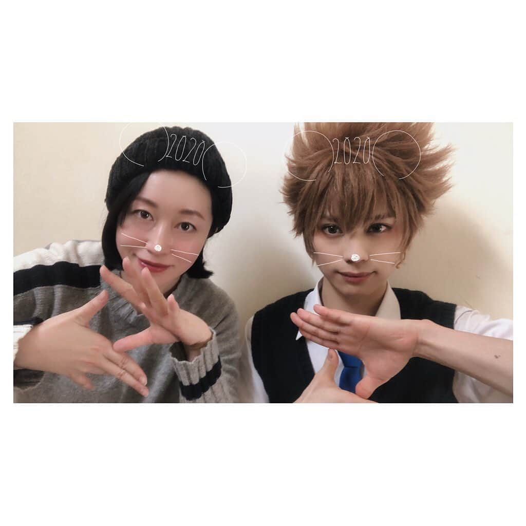 國分優香里さんのインスタグラム写真 - (國分優香里Instagram)「✩ 『家庭教師ヒットマンREBORN!』the STAGE -vs VARIA partⅡ-をあけちゃんといーださんと観に行って来ました👀✨ ✩ 回を重ねるごとにリボステファミリーの絆が深&強まっていくのを感じるし、前回も最高！最強！！と思ったのに、今回更にキャストさん皆のキャラクター度が増していて（伝わるかな？💦）、ただただ感動して…本気で泣きました（笑）。 ✩ これから観に行かれる方は、超死ぬ気で楽しんできて下さいね❤️ ✩ リボステを観なければ…死んでも死にきれねえ🔥ですよ！！👍✨ ✩ …そして！ 今回の竹中くんへの差し入れも、また飴🍬芸がない🤪💨（笑）。 ✩ ファンの方からツナにちなんだものとかも沢山貰ったりするだろうしな〜と考えたら、なかなか思い浮かばず。。。 （もうね、パンツとかしか思い浮かばず、パンツの形のペットボトルカバー？探したり…なんなの…私の頭…セクハラの極み😱⚡️） ✩ ただね！ 皆が知っているこののど飴、なんと…ボンゴレ（貝）の形なのですよ😲🐚 ✩ このボンゴレ飴を舐めて、元気で走り抜けられますよーに！💪🔥と願いを込めて贈りました😌✨ 竹中くん、勿体なくないから食べてね🍬（笑） ✩ 竹中くんのツナ、我らがニーコさん、そしてリボステファミリー、みんなみんな引き続き超死ぬ気で応援しています！ ✩ ボンゴレー、ファイッ、オー🔥！！！🙌 ✩ ✩ ✩ そして、こちらの記事で失礼します🙇‍♀️ ✩ 今まで、全てのコメントに返事をすることを心掛けて来ましたが、現状、返事が追いつかず…記事の更新が出来なくなってしまっていました💦 今まで返事を楽しみにして下さっていた方には大変申し訳ないのですが、これからは全てのコメントに返事をするのは控えさせて頂きたいと思います。 その分、今までより更新出来る様に努めて参ります…！ お返事も全くしなくなる訳ではないので、こんな私ですが、引き続きお相手して頂けると嬉しいです😊 よろしくお願いします🙏 ✩ ✩ ✩ #リボステ　#竹中凌平　#ニーコ　#飯田利信　#明坂聡美　#朝倉ふゆな　#和田雅成　#リボーン  #ボンゴレ飴　#竹中くんに大丈夫でしたか？と聞かれ、自分の事かと思った私　#大丈夫もなにも…　#私の方が勉強させて頂いています😭　#ツナが更に好きになりました　#こんなところで言うのもなんですが…　#Kimeruさんの楽屋での対応にいつも感謝してもしきれないです　#気遣いの人、素敵過ぎます🥺✨」1月8日 13時25分 - kokubun_yukari