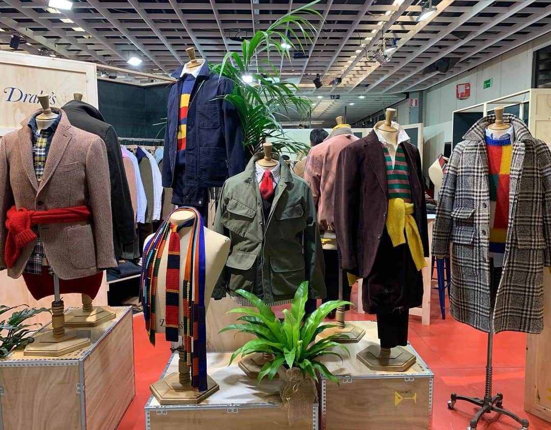 のインスタグラム：「@drakesdiary  Trad and casual,  Fantastic presentation!  今回からブースを2倍くらいの広さに拡張したドレイクス、マドラスチェックやクレイジーパターン、ラグビーシャツなどを多用したちょっとトラッド的アイテムとコーデュロイやツイードジャケット、カバーオールなどとの合わせが絶妙！  コーディネート提案も倍増して世界観がかなり明確に。  #drakes #pittiimmagine #pittiimmagineuomo #pu97  #showyourflagsatpitti #pittipeople #mensfashion」