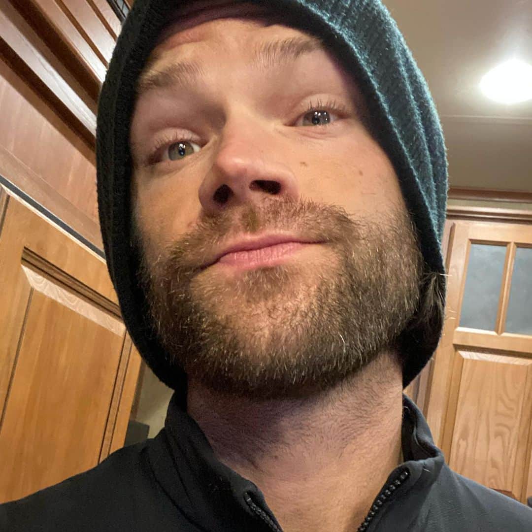 ジャレッド・パダレッキのインスタグラム：「Farewell final holiday beard. You’ve been a close friend these last 15 years... (like, REALLY close... in all honesty, you’re right up in my face sometimes). Hello Sam Winchester.  Take us home.  #spnfamily #supernatural」
