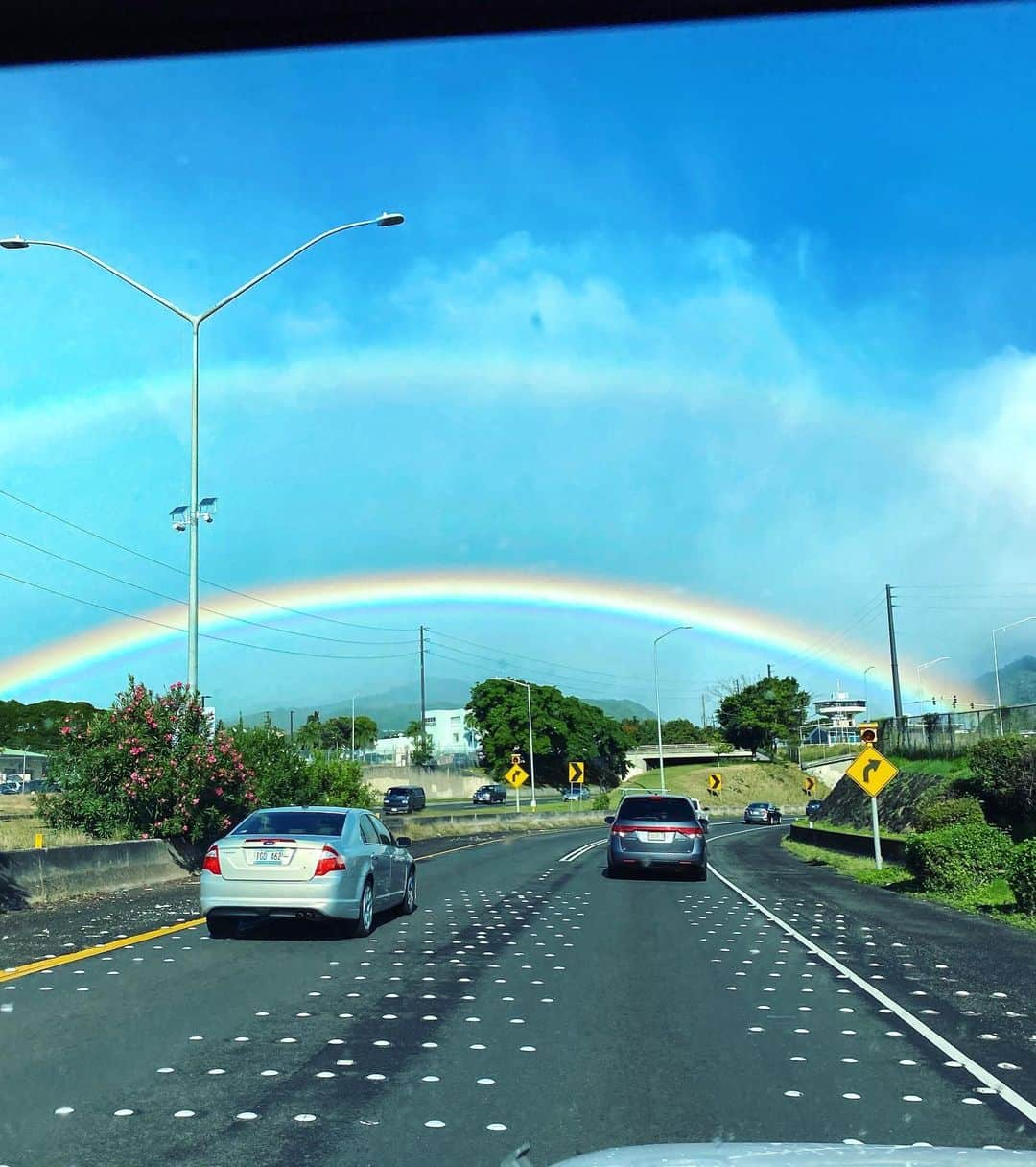 アンミカさんのインスタグラム写真 - (アンミカInstagram)「オアフに到着してからも、虹🌈とのご縁が続いています😊 。 聖書の言葉をおもいだします。 。 #旦那様と虹のペアはたまりません🌈❤️ #機内からも虹が迎えてくれました🌈✈️ #朝も晩もゴルフ中も虹🌈✨ #旦那様と小平智選手のゴルフ中も私の練習ラウンド中も🏌️‍♂️🌈 #聖書においての神と人との約束が虹🌈 #虹が現れるとわたしはそれを見て全ての生き物との間に立てた永遠の契約を心にとめるby聖書」1月8日 13時35分 - ahnmikaofficial