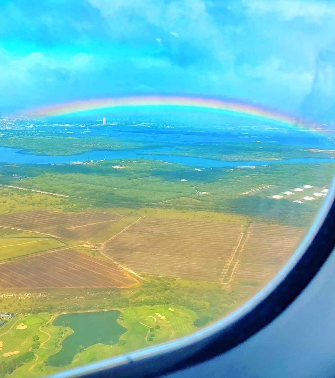 アンミカさんのインスタグラム写真 - (アンミカInstagram)「オアフに到着してからも、虹🌈とのご縁が続いています😊 。 聖書の言葉をおもいだします。 。 #旦那様と虹のペアはたまりません🌈❤️ #機内からも虹が迎えてくれました🌈✈️ #朝も晩もゴルフ中も虹🌈✨ #旦那様と小平智選手のゴルフ中も私の練習ラウンド中も🏌️‍♂️🌈 #聖書においての神と人との約束が虹🌈 #虹が現れるとわたしはそれを見て全ての生き物との間に立てた永遠の契約を心にとめるby聖書」1月8日 13時35分 - ahnmikaofficial