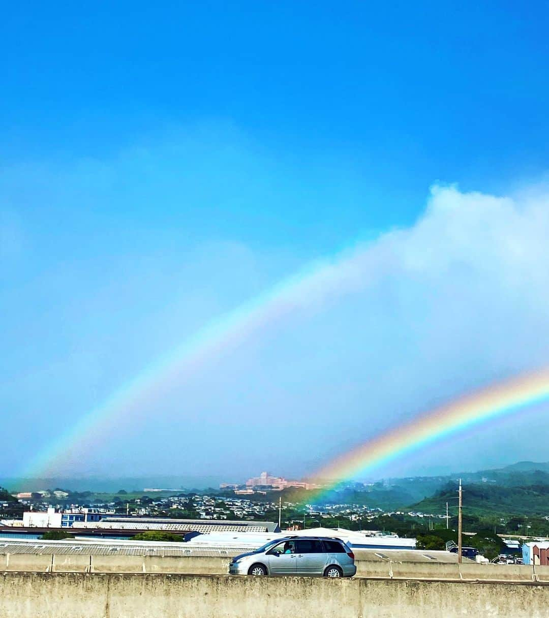 アンミカさんのインスタグラム写真 - (アンミカInstagram)「オアフに到着してからも、虹🌈とのご縁が続いています😊 。 聖書の言葉をおもいだします。 。 #旦那様と虹のペアはたまりません🌈❤️ #機内からも虹が迎えてくれました🌈✈️ #朝も晩もゴルフ中も虹🌈✨ #旦那様と小平智選手のゴルフ中も私の練習ラウンド中も🏌️‍♂️🌈 #聖書においての神と人との約束が虹🌈 #虹が現れるとわたしはそれを見て全ての生き物との間に立てた永遠の契約を心にとめるby聖書」1月8日 13時35分 - ahnmikaofficial