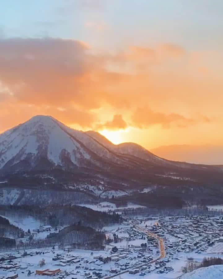 猪鼻ちひろのインスタグラム：「🚁🌇🏔 ヘリコプターに乗って、人っ子1人いない雪原へ。。。 ただ広がる足跡のない大地も非日常だったし、 帰りに見た夕陽は、うっとりため息が出ちゃうくらいグッときた。 忘れられない美しい景色。涙出そうになるねぇ ありがとう北海道〜〜〜 #空が好き #夕陽が好き #ちひろトリップ #ちひろtrip北海道」