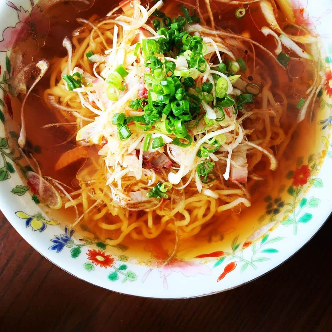 志摩有子さんのインスタグラム写真 - (志摩有子Instagram)「ラーメン始め。冷凍しておいた邦栄堂製麺　@offcraftworks_houeidou.n.f の醤油ラーメンに白髪ネギと細切りチャーシューを辣油と塩で和えてトッピング。ちょいピリ辛であっさりうまし。 #ネギソバ #醤油ラーメン」1月8日 13時49分 - ariko418