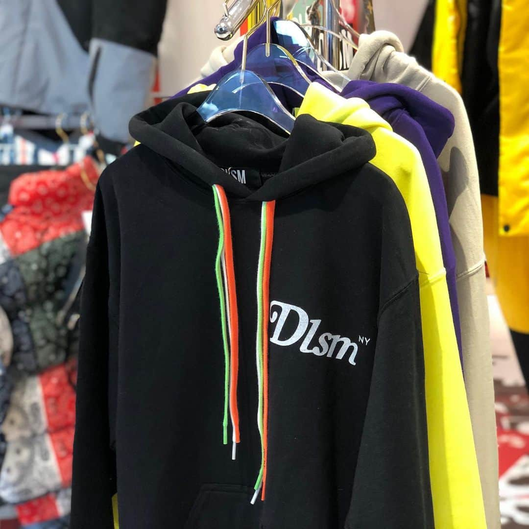 名古屋パルコさんのインスタグラム写真 - (名古屋パルコInstagram)「【西館1Ｆ DLSM】﻿ 💥期間限定 POP-UP SHOP Open❗️💥﻿ ﻿ ﻿ 名古屋POP-UP限定アイテムから新作アイテム、また人気アイテムがリストックされるなど、ラインナップ豊富に取り揃えております。﻿ ﻿ 期間中、お買い物して頂いたお客様には、【DLSMオリジナルショッピングバッグ】に入れてお渡し致します。﻿ また、15,000円（税別）以上お買い上げのお客様には非売品【DLSM LINE SOCKS】を進呈❗️﻿ ※なくなり次第終了となります。﻿ ﻿ ﻿ 皆様のご来店、スタッフ一同心よりお待ちしております。﻿ ﻿ ●開催期間:1/4（土）〜1/19（日）﻿ ﻿ ﻿ #DLSM#メンズ#レディース#アパレル#ファッション#dualism#POPUP#名古屋限定#名古屋#栄#矢場町#名古屋パルコ#PARCO#nagoyaparco﻿」1月8日 13時46分 - parco_nagoya_official