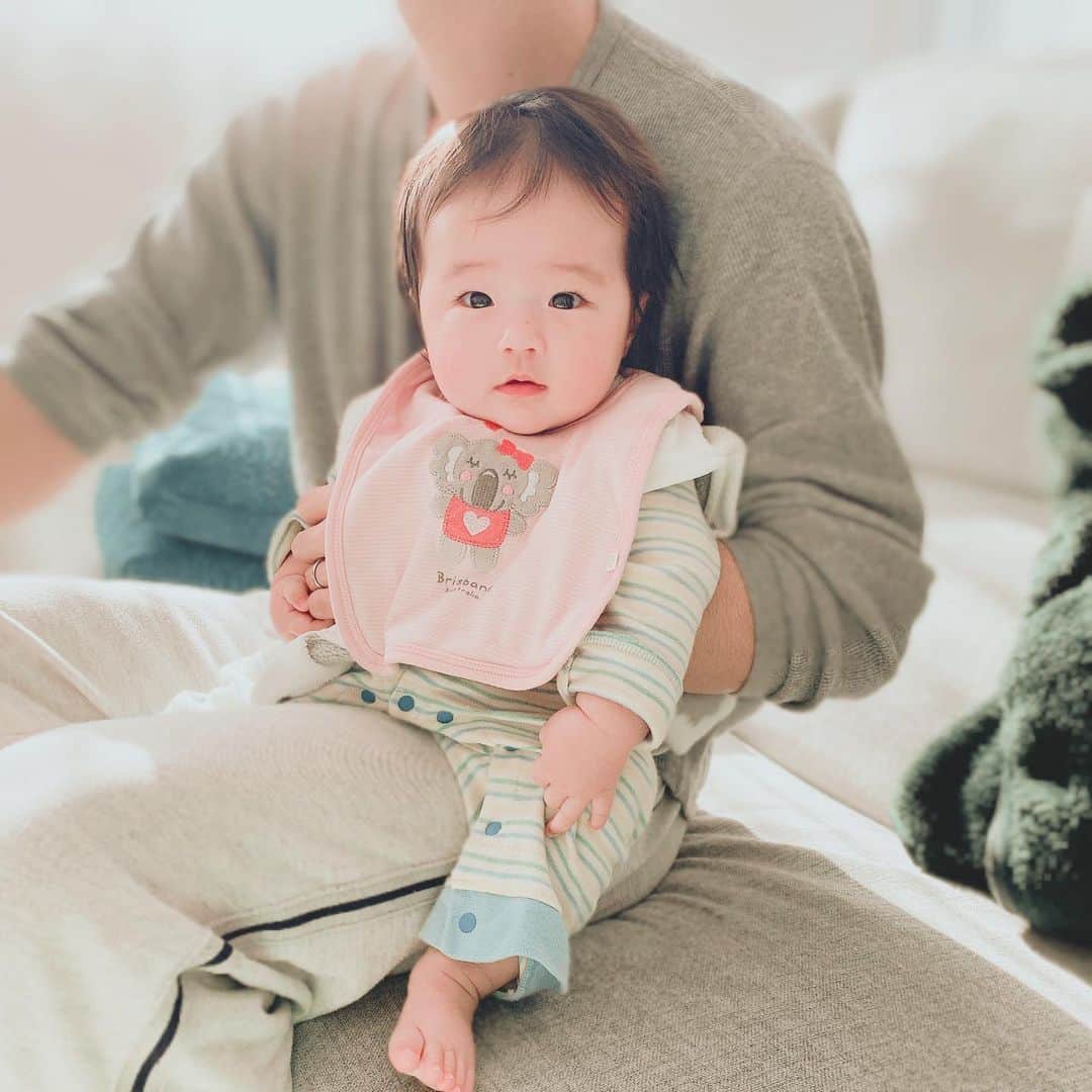 しほの涼のインスタグラム：「産まれてからずっと2回目の夜間授乳を代わってくれている旦那さん。  私を少しでも寝かせたあげたいって 早起きして子育てしてくれてます。  私が起きてくると娘はパパのお膝にちょこんと座って、パパと2人で沢山遊んだよって顔をしてニコって笑う。  そんな毎朝が愛しい。  #赤ちゃんのいる生活 #生後5ヶ月半#生後5ヶ月女の子#赤ちゃんのいる暮らし #赤ちゃんのいる部屋 #育児#子育てママ #子育てグラム#一眼レフ#ミラーレス一眼 #ミラーレスのある生活 #canonphotography #canon #canon_photos #canoneosm10 #カメラママ#カメラのある生活 #カメラ好き #写真 #写真好き #絞り優先 #絞り優先モード」