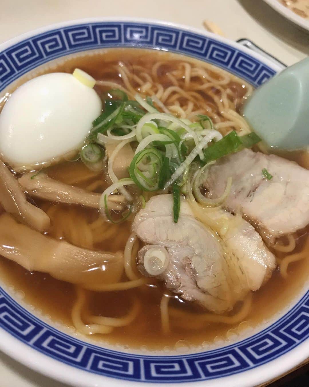 Yun chiさんのインスタグラム写真 - (Yun chiInstagram)「石川富山3日間で食べた美味しいもの🤤 みんなもいったら絶対食べてほしい🍶🦀🐟🐚 . #刺身 #のどぐろ #白海老 . #幻魚　←ゲンゲ撮り忘れた . #日本海のお魚ってなんでこんなにシャンとしてるの？ . #香箱蟹 #蟹の食べ方レクチャーしすぎてメンバーに嫌われた . #バイ貝 #焼いても刺身でも美味しい最高 . #寿司 #刺身とは一味違うよね . #富山駅近くトレンディだったラーメンショップ #ひげラーメン . #チャンピオンカレー #チャンカレ高柳店 . #会場の並びのおしゃれな本屋さん #マサラチャイ #石引パブリック 📚☕️ . #めん八小杉本店 #帰り際に回収した #ブラックラーメン #人生で食べたラーメンランキングにめり込む美味しさ . #完全に食べ過ぎ #富山石川グルメ全部のせ #帰宅後から始まるダイエット #japantravel#japantrip#japanesefood#toyama#ishikawa」1月8日 13時47分 - _yun_chi_