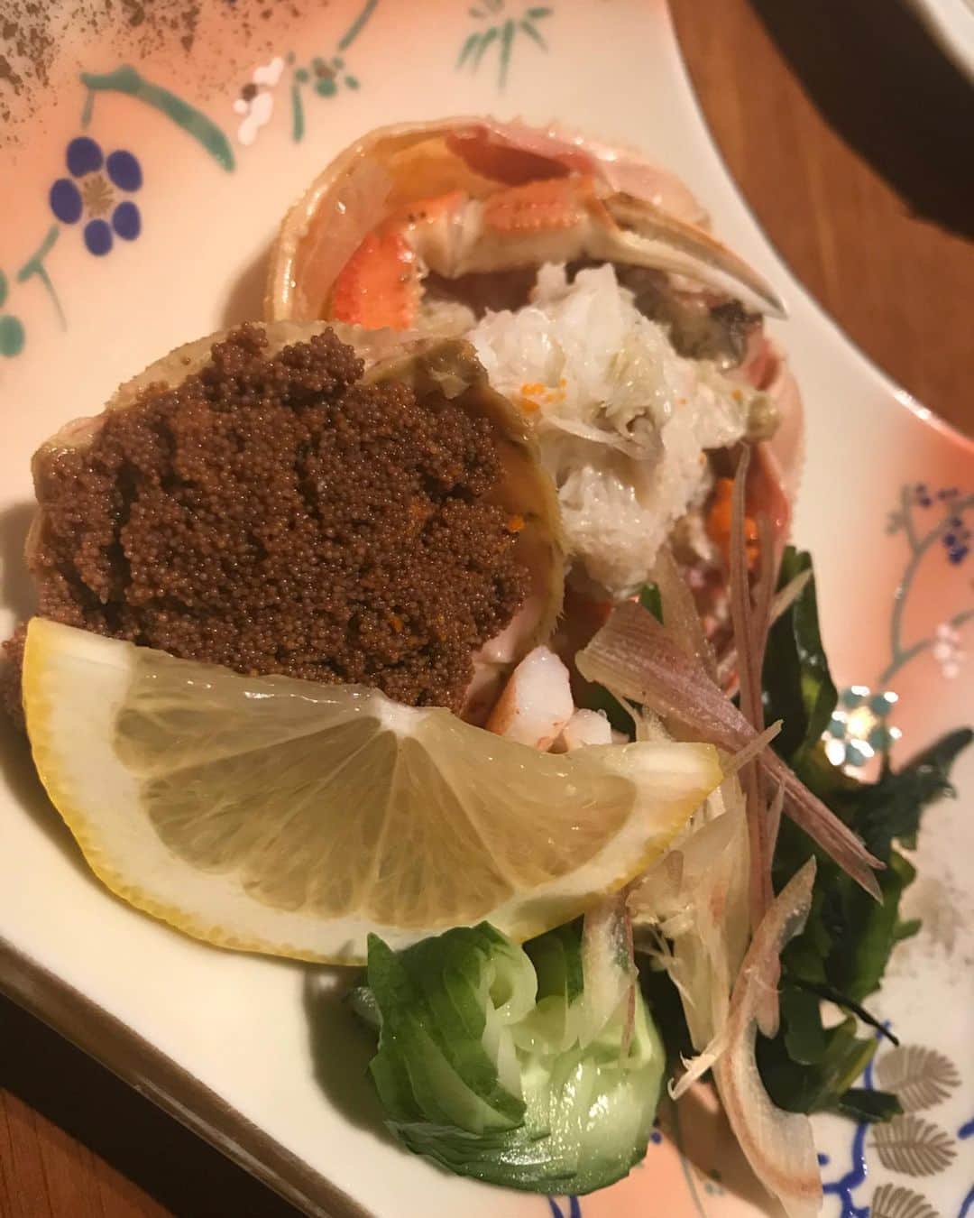 Yun chiさんのインスタグラム写真 - (Yun chiInstagram)「石川富山3日間で食べた美味しいもの🤤 みんなもいったら絶対食べてほしい🍶🦀🐟🐚 . #刺身 #のどぐろ #白海老 . #幻魚　←ゲンゲ撮り忘れた . #日本海のお魚ってなんでこんなにシャンとしてるの？ . #香箱蟹 #蟹の食べ方レクチャーしすぎてメンバーに嫌われた . #バイ貝 #焼いても刺身でも美味しい最高 . #寿司 #刺身とは一味違うよね . #富山駅近くトレンディだったラーメンショップ #ひげラーメン . #チャンピオンカレー #チャンカレ高柳店 . #会場の並びのおしゃれな本屋さん #マサラチャイ #石引パブリック 📚☕️ . #めん八小杉本店 #帰り際に回収した #ブラックラーメン #人生で食べたラーメンランキングにめり込む美味しさ . #完全に食べ過ぎ #富山石川グルメ全部のせ #帰宅後から始まるダイエット #japantravel#japantrip#japanesefood#toyama#ishikawa」1月8日 13時47分 - _yun_chi_