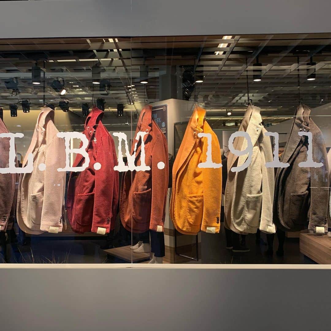 のインスタグラム：「@l.b.m.1911_official ✅ color corduroy ✅green ,  orange ✅navy and color ✅monotone  L.B.M.1911 は、コーデュロイジャケットを全面に出していたのが印象的。  グリーンやオレンジの差し色使いや、ネイビーにマトーネ（れんが色）やグリーンを差す組み合わせ。単品だと強めの色も、紺に合わせることで中和される。L.B.M.には珍しくモノトーンコーデが提案されていることからも、モノトーンも未だ顕著なキーワード。  #lbm1911  #pittiimmagine #pittiimmagineuomo #pu97  #showyourflagsatpitti #pittipeople #mensfashion」