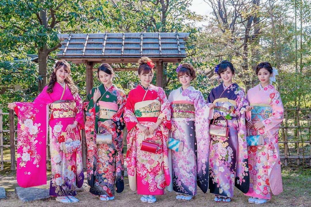 那津あやこのインスタグラム：「﻿ エモーション撮影会in名古屋🍤✨﻿ ﻿ ﻿ 来てくれた皆さん、﻿ 本当にありがとうございました❤️﻿ ﻿ ﻿ わざわざ遠方から来てくれた方、﻿ かさばるのに差し入れを持って来てくれた方…﻿ 嬉しいです🥺💕﻿ ﻿ ﻿ 初めての振袖撮影🌟﻿ 名古屋巻きといえば良いのか…﻿ ﻿ ちょっと盛りヘアになってた😅﻿ ﻿ ﻿ また写真もアップしていくね！﻿ ﻿ 今年も宜しくお願いします🧡﻿ ﻿ ﻿ 那津あやこ #あやや #rq #racequeen #レースクイーン #モデル #タレント #女子アナ #smile #cute #model #talent #撮影 #振袖 #着物 #kimono #furisode  #和 #japan #japanesegirl #instagram #photography #followme」
