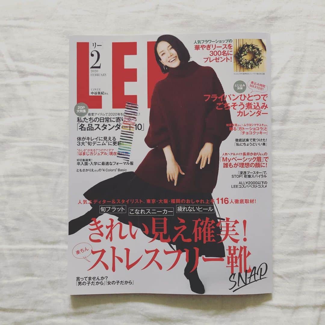 浜島直子さんのインスタグラム写真 - (浜島直子Instagram)「今発売中のLEE2月号。 「はまじカジュアル」現在進行形のページに出させてもらっています。  オール私服で頑張りました😎  ぜひぜひ見てみてください！ ・ #magazinelee #lee2月号 #スタイリスト小暮さんのブランドの白のオーバーオールが秀逸👑👏✨ @mkogurem  @days_fukutoseikatsu  #そして手前味噌ながら #スタディオクリップ　でコラボしたトートも🙈❤️ @studioclip  #ついでと言ってはなんですが #ファティマモロッコ　でコラボしたバッグも🙈❤️ @fatimamorocco」1月8日 14時03分 - hamaji_0912
