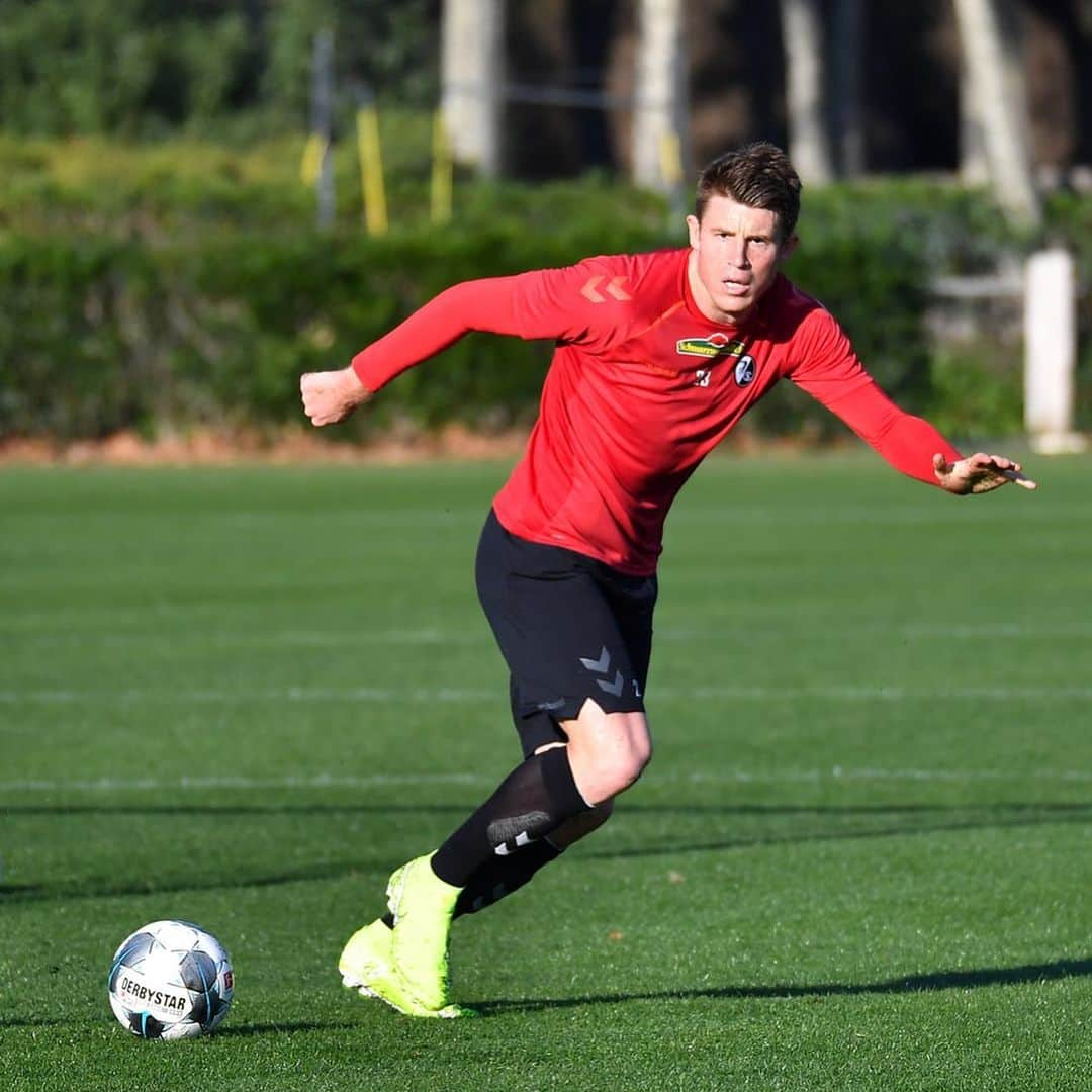 ドミニク・ハインツさんのインスタグラム写真 - (ドミニク・ハインツInstagram)「At work ⚽☀💪 #SCFinSotogrande 🇪🇸#TrainingCamp #2020 #Heintzi @scfreiburg @nikefootball 📸Achim Keller」1月8日 5時08分 - heintzi