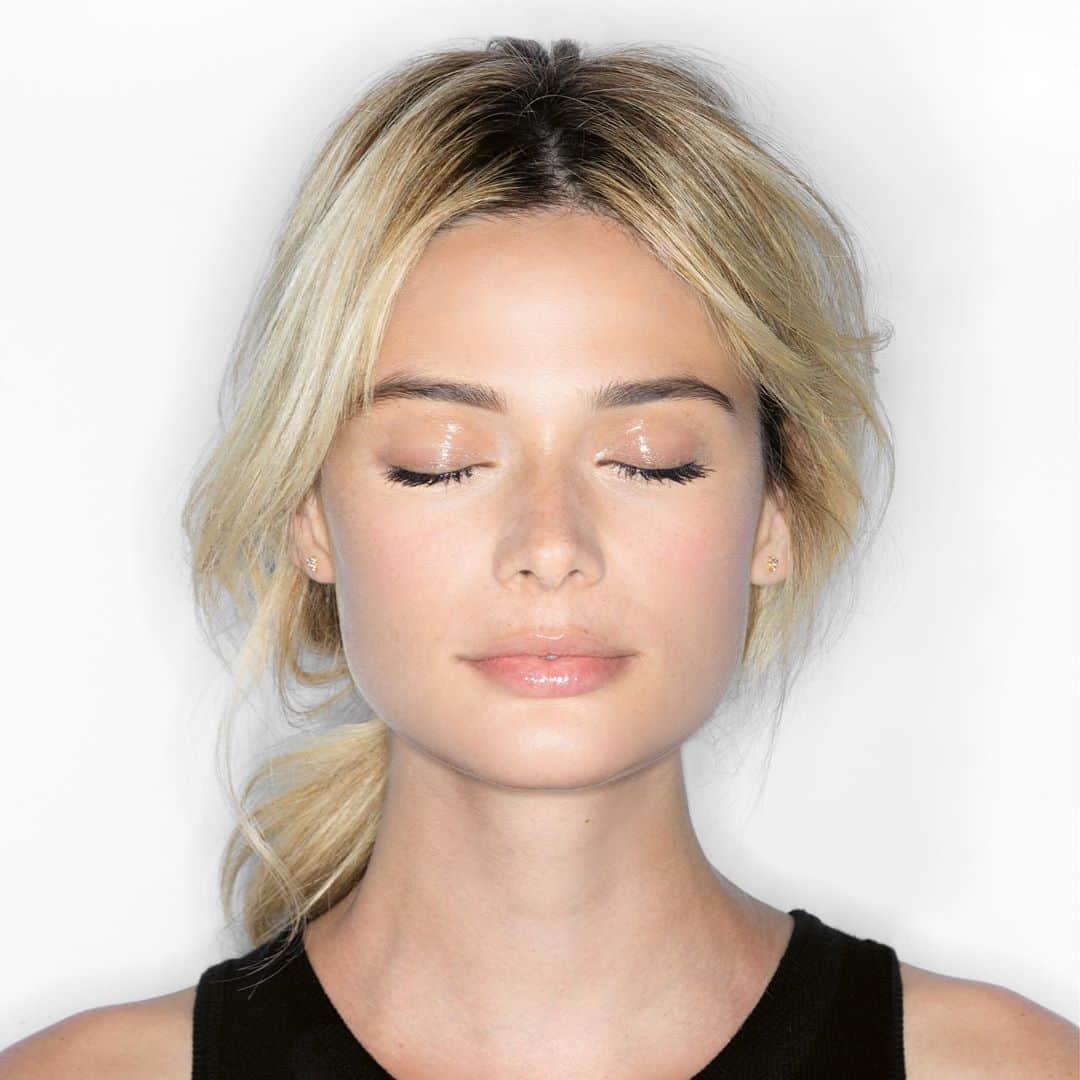 ボビー・ブラウンのインスタグラム：「Nude makeup and a glossy eye shot for #beautyfromtheinsideout ( it’s clear lipgloss but note to self it smears when you open your eye) One of my favorites on @mollyerogel from @benritterphoto @hervecb #thehairgod」
