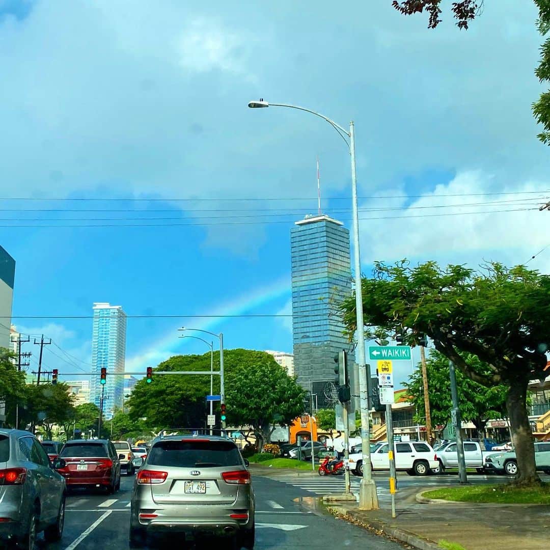 マキ・コニクソンさんのインスタグラム写真 - (マキ・コニクソンInstagram)「Good morning from Hawaii!! 風が強い今朝のホノルル！💨 朝から大きな虹ちゃまに遭遇！🌈 幸先良い1日の始まり！🙏🏻今日の私のテーマは”人に左右されず自分らしく！” やっぱり全てが自分次第だよね！☝🏼 今日もお互いハッピーな1日を過ごそうね！ #ハワイのおすそ分け🤙🏼 #人は人自分は自分」1月8日 5時19分 - makikonikson