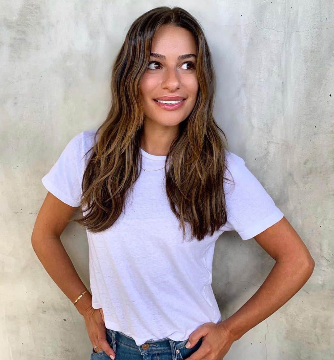 リア・ミシェルのインスタグラム：「#ThisOrThat 🤍🖤 long or short? 💇🏻‍♀️」