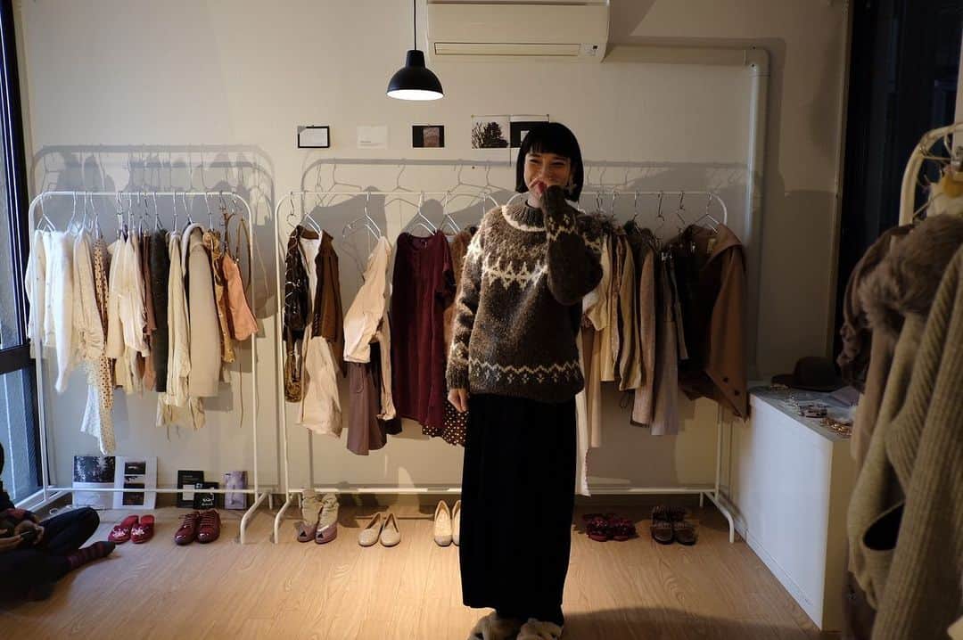 米田有希さんのインスタグラム写真 - (米田有希Instagram)「Osaka @femmerobe.2015 . 卸先のお店としてお付き合いが始まったfemme robeさん。 今は季節ごとの期間限定ショップを開催しているとのこと。 今回の帰国、関西滞在のタイミングとぴったり合ったので、ドキドキわくわくお邪魔してきました❤️ . 相変わらず宝箱のような店内で、店主のますみさんとのおしゃべりも楽しく、すっかり長居してしまいました。 . 写真のセーター、購入しました❤️ おばあちゃんが編んでくれたようなかわいらしさでとっても暖かい❤️ 残りの冬の間にたくさん着なくては！ . また帰国のタイミングが合えばぜひお邪魔したい、すてきなお店です🥰」1月8日 5時28分 - akiyoneda
