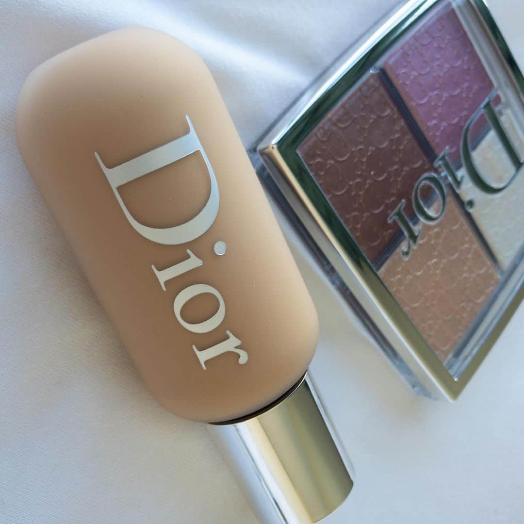 秋定麻紀子さんのインスタグラム写真 - (秋定麻紀子Instagram)「@dior @diormakeup  #diorbackstage  #dior #diormakeup  3つ目の動画はリップ。 4つ目はハイライトチーク。 5つ目はアイシャドウ。 どれもその日の天気や気分で表現を変えれる魔法のパレット🎨 私は普段バッグの中にリップカラーが4〜6本入っている。 その日の行動、天気、気分で変えたいから。 とっても晴れている日と雨の日に付ける色は全く違う。 人と会う時にもその人をイメージして何を塗るか考える。 この人との打ち合わせはこのリップ。 この人との会食はこのグロスを。 夜から深夜にかけての時にいきなりバッグの中からリップを探す。 今、この時にはあの色を付けたい！！！ と思う時なんてしょっちゅう。 雰囲気のいいラウンジ。 まずリップを探す。そんな日常。 店内の照明、いる人の雰囲気、流れている音楽。 香水も何種類か小分けにして持っている。 リップカラーと香りの組み合わせは私の中で絶対。 下着、服、靴、メイク。 それは全て自分の自己表現材料にすぎない。 だからこそとことん楽しまないと。 もちろん誰にも会わない、自分の中で完全にOFFの時はバッグもリップも持ち歩かない。 iPhoneだけ。 財布すら持たない。 みんなそうやってON OFFの切り替えを大切に。」1月8日 5時45分 - makiakisada