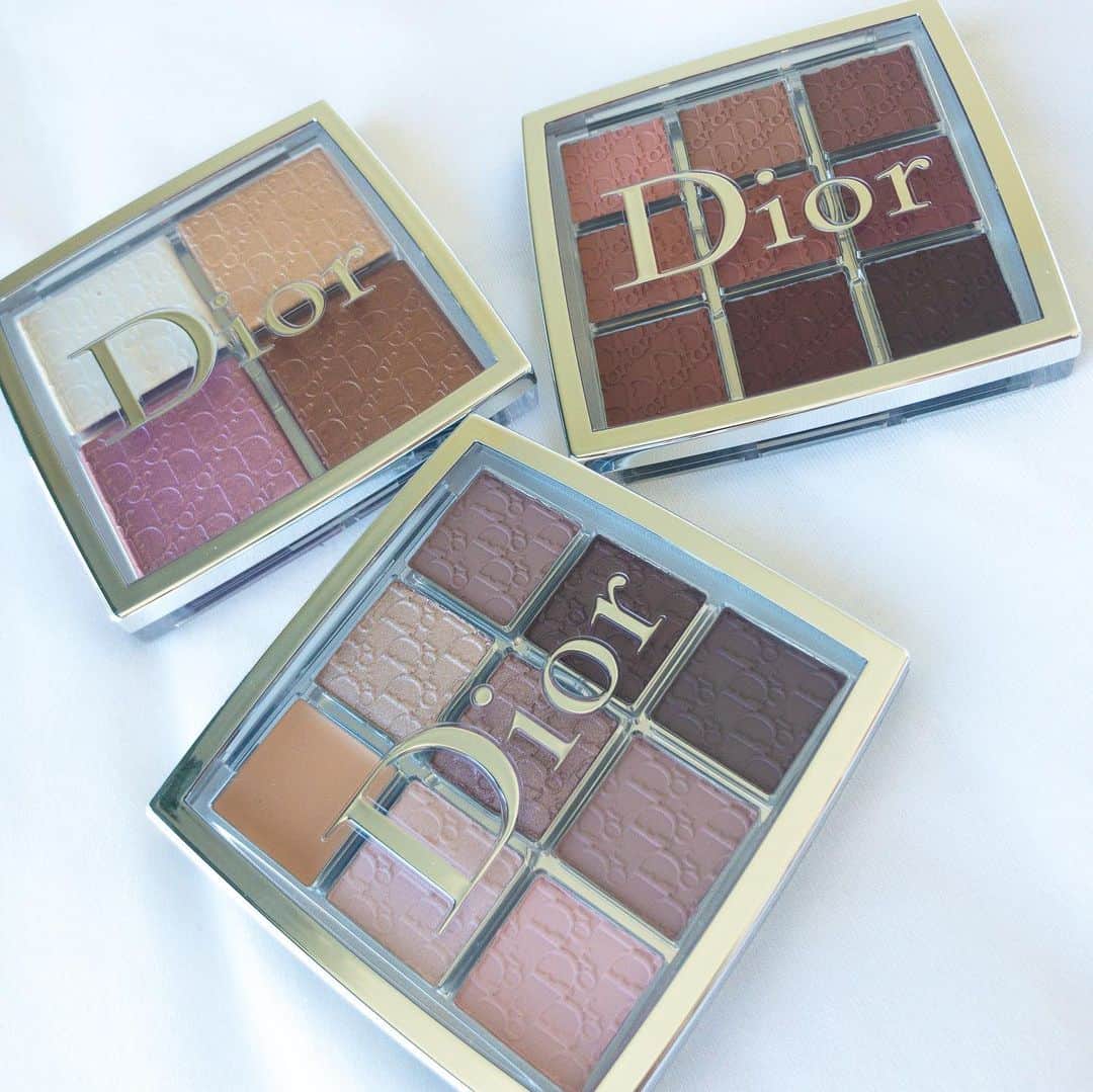 秋定麻紀子のインスタグラム：「@dior @diormakeup  #diorbackstage  #dior #diormakeup  3つ目の動画はリップ。 4つ目はハイライトチーク。 5つ目はアイシャドウ。 どれもその日の天気や気分で表現を変えれる魔法のパレット🎨 私は普段バッグの中にリップカラーが4〜6本入っている。 その日の行動、天気、気分で変えたいから。 とっても晴れている日と雨の日に付ける色は全く違う。 人と会う時にもその人をイメージして何を塗るか考える。 この人との打ち合わせはこのリップ。 この人との会食はこのグロスを。 夜から深夜にかけての時にいきなりバッグの中からリップを探す。 今、この時にはあの色を付けたい！！！ と思う時なんてしょっちゅう。 雰囲気のいいラウンジ。 まずリップを探す。そんな日常。 店内の照明、いる人の雰囲気、流れている音楽。 香水も何種類か小分けにして持っている。 リップカラーと香りの組み合わせは私の中で絶対。 下着、服、靴、メイク。 それは全て自分の自己表現材料にすぎない。 だからこそとことん楽しまないと。 もちろん誰にも会わない、自分の中で完全にOFFの時はバッグもリップも持ち歩かない。 iPhoneだけ。 財布すら持たない。 みんなそうやってON OFFの切り替えを大切に。」