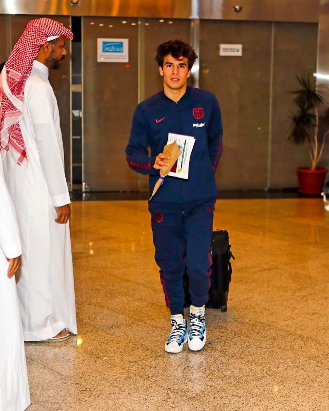 FCバルセロナさんのインスタグラム写真 - (FCバルセロナInstagram)「📍 Saudi Arabia ‎✈️ Just landed. ¡Llegamos! ‎⁦‪#SupercopaBarça‬⁩ ‎ تحية من جدة 🇸🇦👋 ‏🙌 شكراً على حفاوة الاستقبال」1月8日 5時53分 - fcbarcelona