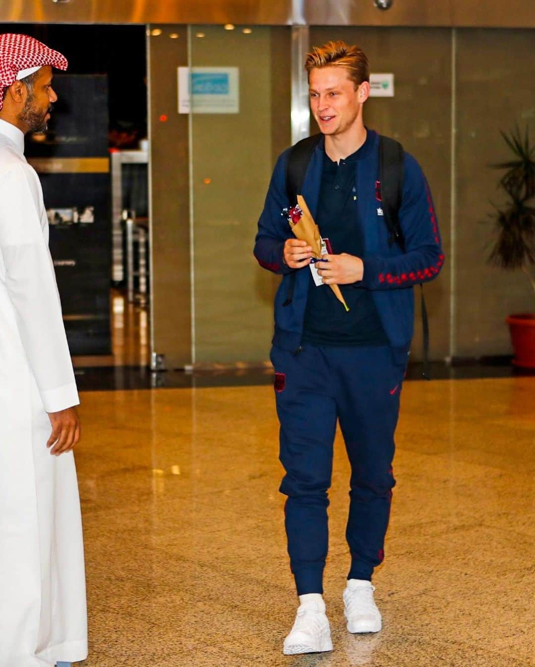 FCバルセロナさんのインスタグラム写真 - (FCバルセロナInstagram)「📍 Saudi Arabia ‎✈️ Just landed. ¡Llegamos! ‎⁦‪#SupercopaBarça‬⁩ ‎ تحية من جدة 🇸🇦👋 ‏🙌 شكراً على حفاوة الاستقبال」1月8日 5時53分 - fcbarcelona