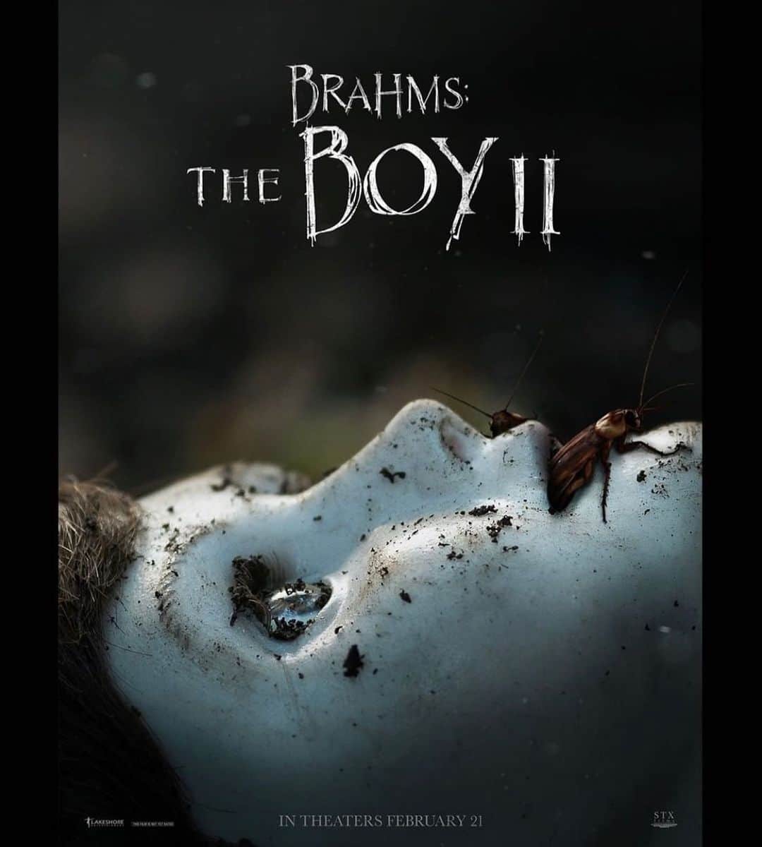 のインスタグラム：「Very excited to reveal the official poster for “Brahms The Boy 2” (@theboymovie) which hits theaters February 21st 2020! Official Trailer drops TOMORROW! Cannot wait for you to all see what Brahms gets up to in this epic horror sequel starring @katieholmes212, @owainyeoman , @christopherconvery and @ralph.ineson directed by @williambrentbell. #theboyII #theboy2 #horror #feature #horrormovie #brahmsisback #hesmadeafriend #brahms #brahmstheboy2 #theboy #stx #lakeshoreentertainment」