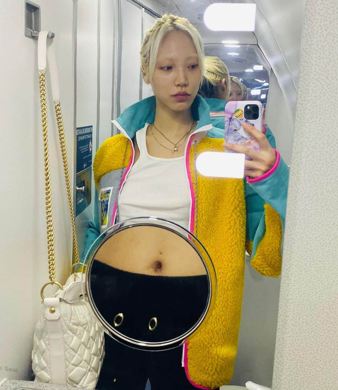 パク ・スジュさんのインスタグラム写真 - (パク ・スジュInstagram)「Friends & fam bound for the west coast but also WHY ARE THESE PLANE BATHROOMS SO MINISCULE」1月8日 6時25分 - soojoo