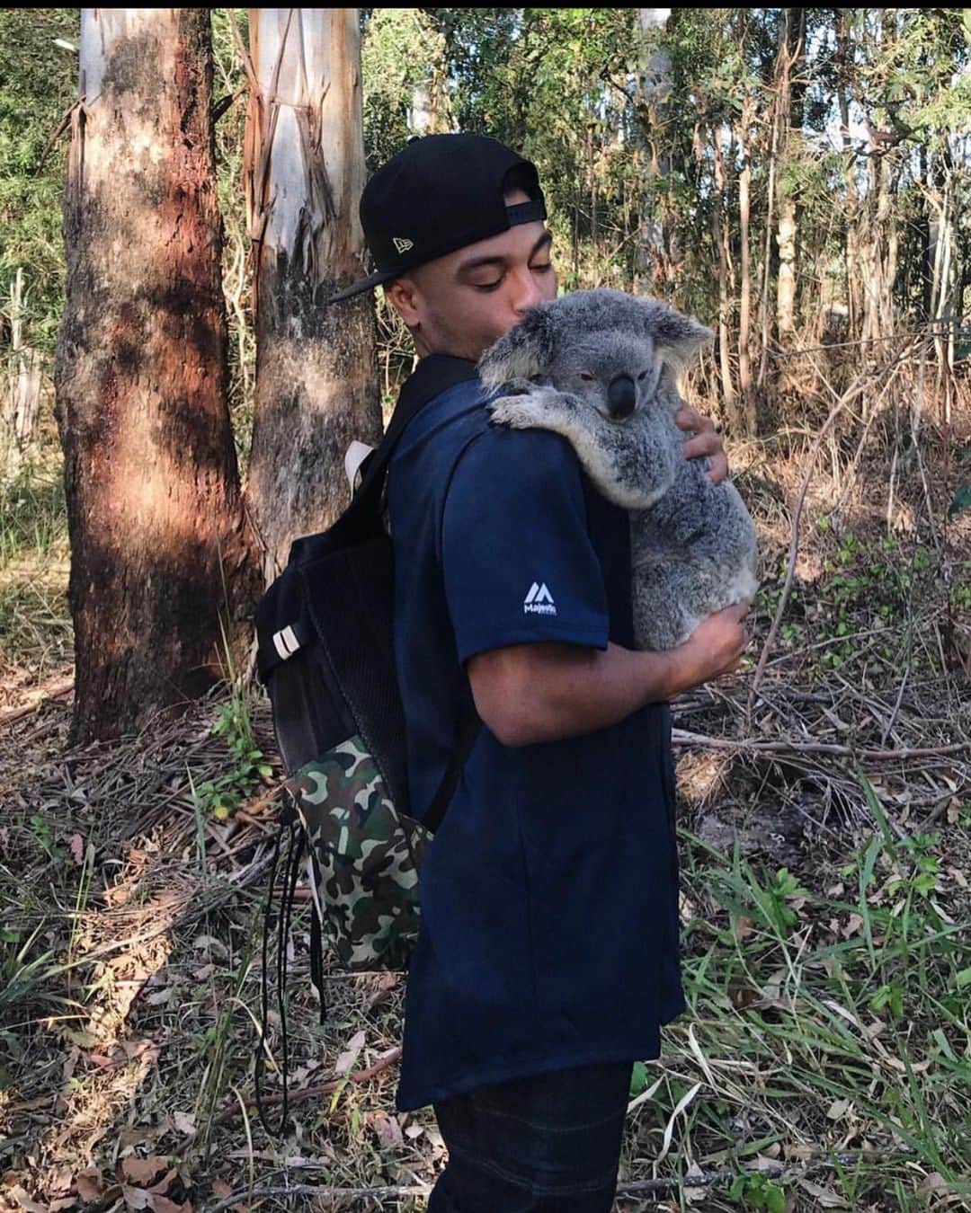 Alfredo Floresのインスタグラム：「woke up feeling super helpless learning the wildlife death toll is reaching close to the 1 billion mark. So many homes lost, people evacuated. All the photos, videos, completely devastating. Link in bio is where you can donate to the firefighters on ground battling extremely hard. Swipe up link in story as well 🙏🏽💔 photo taken in Australia back in 2017 visiting sanctuaries. sweet babies. the photos of them burning are completely horrific and didn’t want to showcase. donate if you can, even $1.  https://www.rfs.nsw.gov.au/volunteer/support-your-local-brigade #prayforaustralia」
