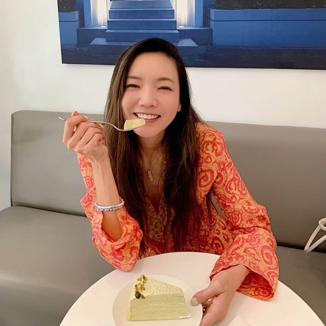 和央ようかさんのインスタグラム写真 - (和央ようかInstagram)「My fav NY sweets “LADY M” 🍰in Waikiki 🌺🌴🌈 @waikikiteahouse 😍  NY でお気に入りスイーツ “LADY M”のワイキキビーチウォークのお店に🍰😍 オーナーの敬愛するKumi mama👩‍🦰と📷今日は未だ頂いた事の無かったピスタチオのミルクレープを @emi.koike.1107 ちゃんにオススメ頂き、トライしたら…本当に美味しかった😍🍰何事も試してみなきゃだな🤔🤔LADY Mは日本には無いので、日本人の皆さまはこちらに来るのがオススメ😘🍰さあ、これにてこの度のハワイは終わり…🌈🙏本当に素敵な旅でした。毎日出会った皆さま、有難うございました🙏😘 #takakoworldstylin🌎 #lifestyle #hawaii  #yokawao #和央ようか」1月8日 6時44分 - yokawao0215