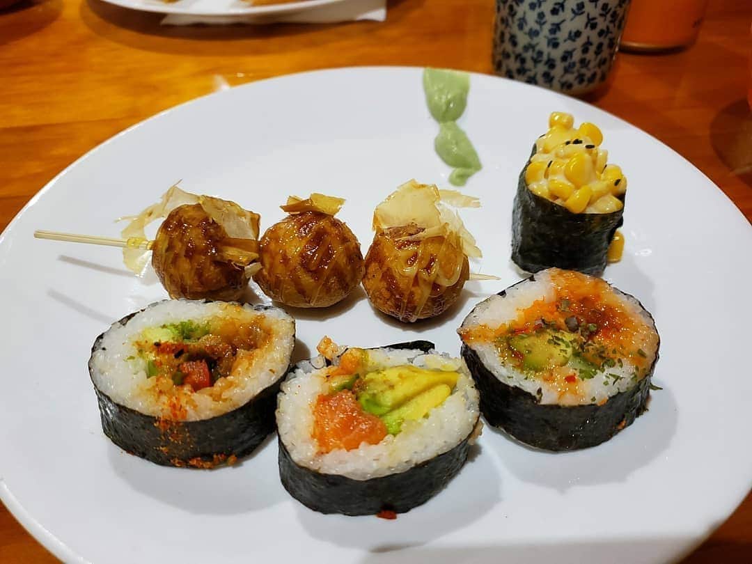 武田しのぶさんのインスタグラム写真 - (武田しのぶInstagram)「I went to go eat sushi with  Joo yeon:-) I'm the only japanese in town and at school. I learn something new every day. That is one's precious time... お寿司食べに行きました🍣✨ 日本人には空港を出てから街にも学校にも一人も会っていません✨ 日本語が、全く使えない、聞かない、 私にとってはとてもいい環境です。 先生に外でも、SNSもAll Englishと言われたので使わせてくださいね🙋‍♂✨ 勉強してたら直ぐに1日が終わります🌈✨✨ #repost @ec_auckland #NewZealand　@ecenglish #ニュージーランド留学#留学#留学中#留学したい#ecexperience #ecauckland #ニュージーランド#留学シンデレラ#sushi#abroad#sino_nz」1月8日 7時00分 - shino_0217_